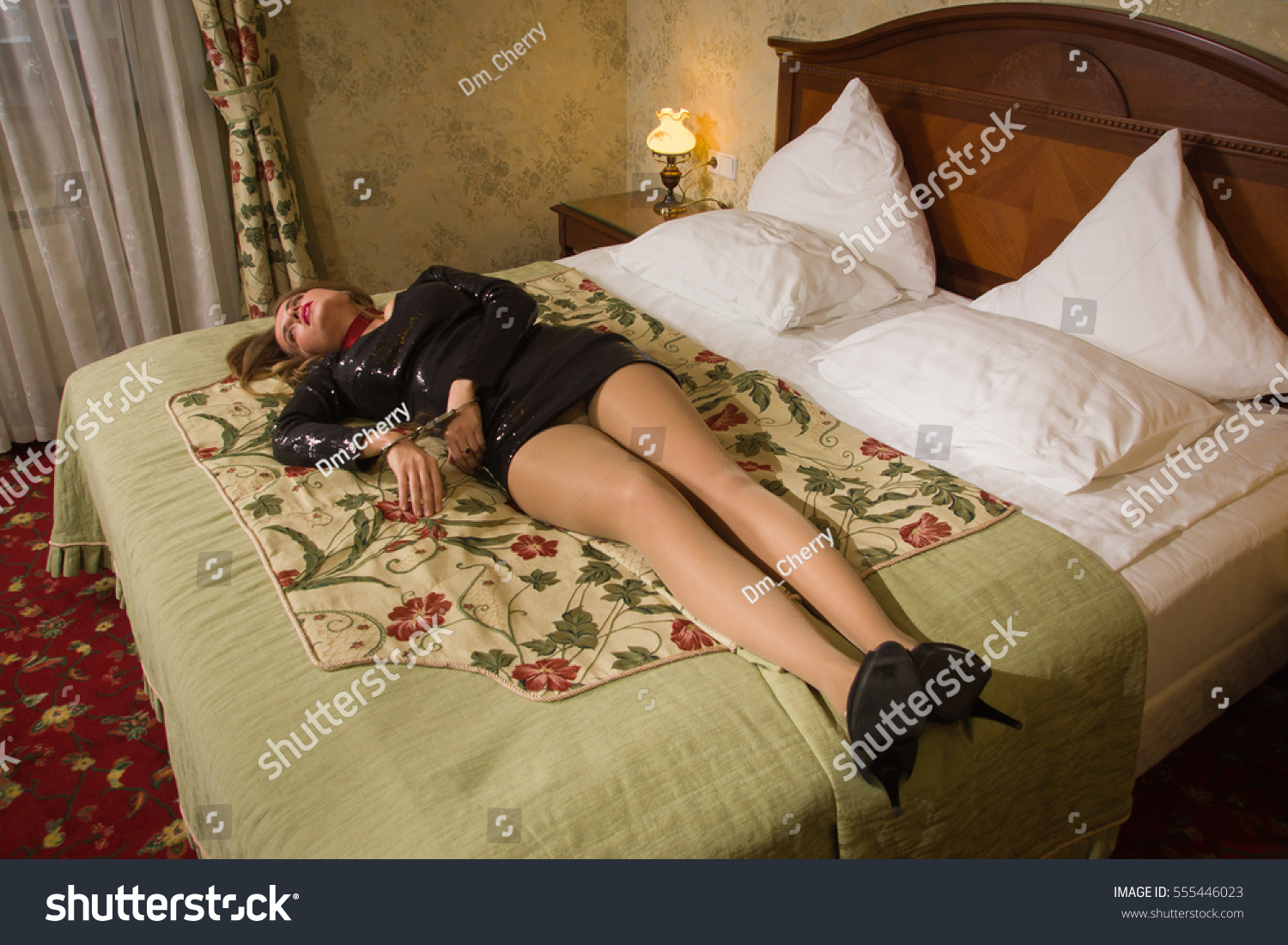 Пьяная начальница в чулках лежит в номере фото