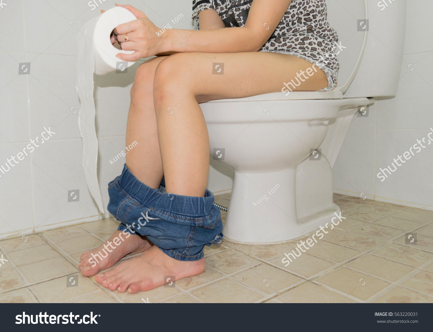 Пухлая девка мочиться в туалете