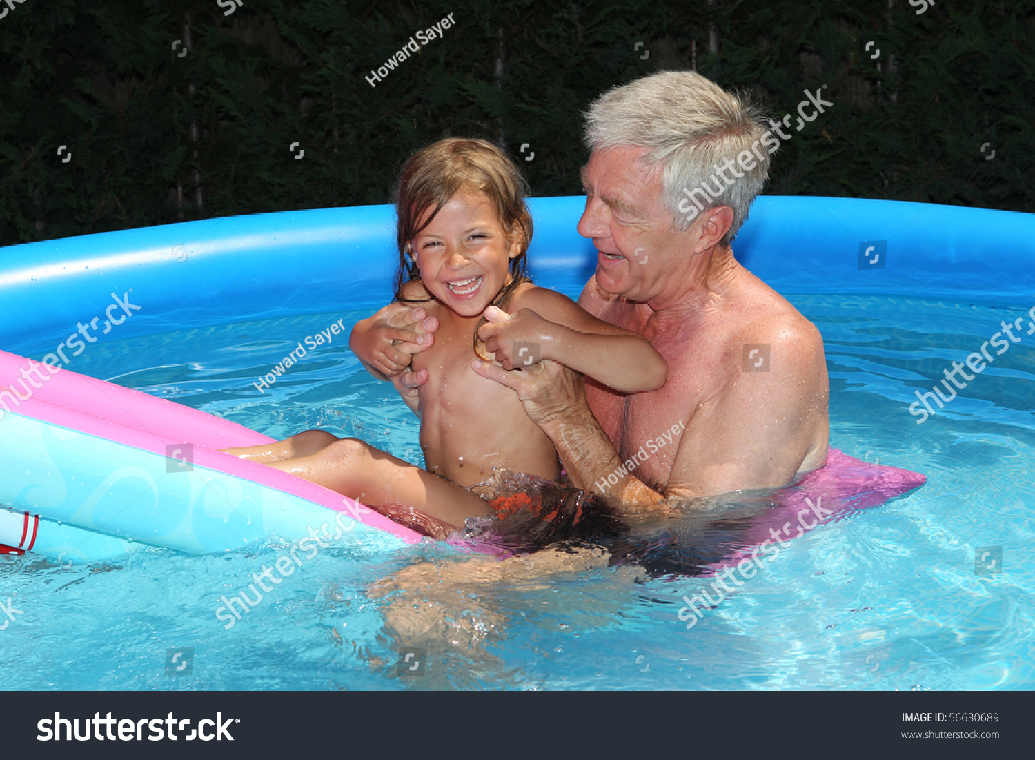 Дед залез в трусики к молодой внучке