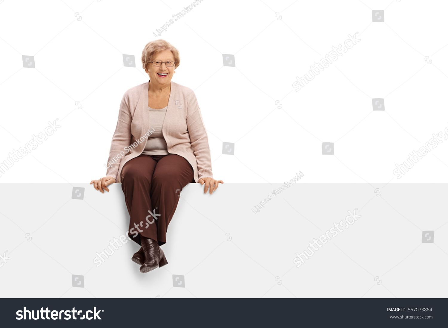 Взрослая женщина стоит на коленях фото