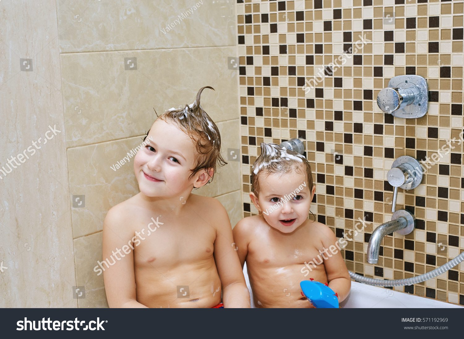 Брат наблюдает как сводная сестра купается в ванной