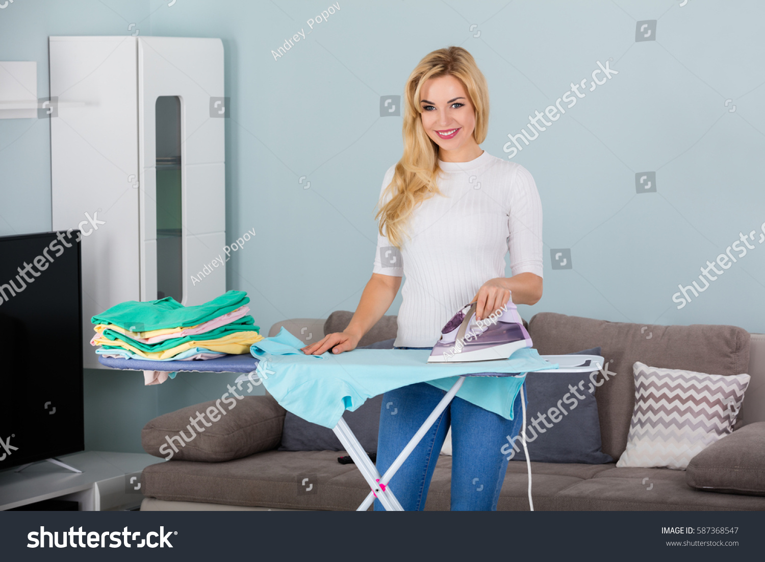 Сочная обнаженка домохозяйки у гладильной доски