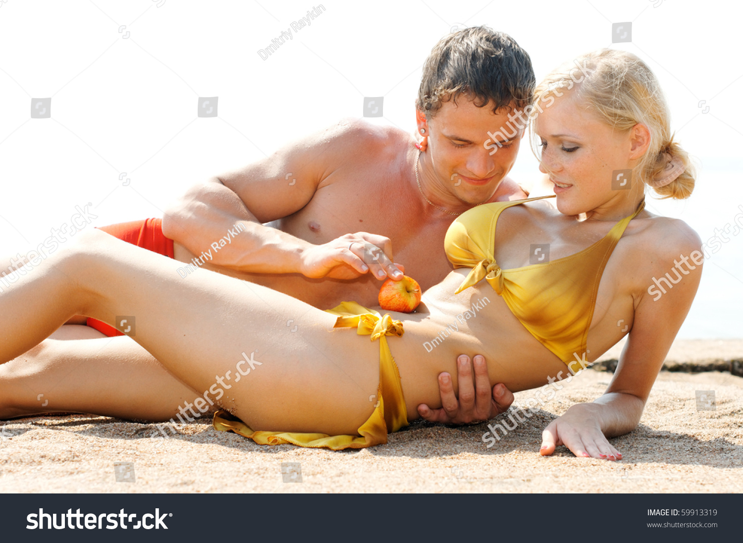 Лесбиянка в купальнике засовывает руку в киску подруги на пляже
