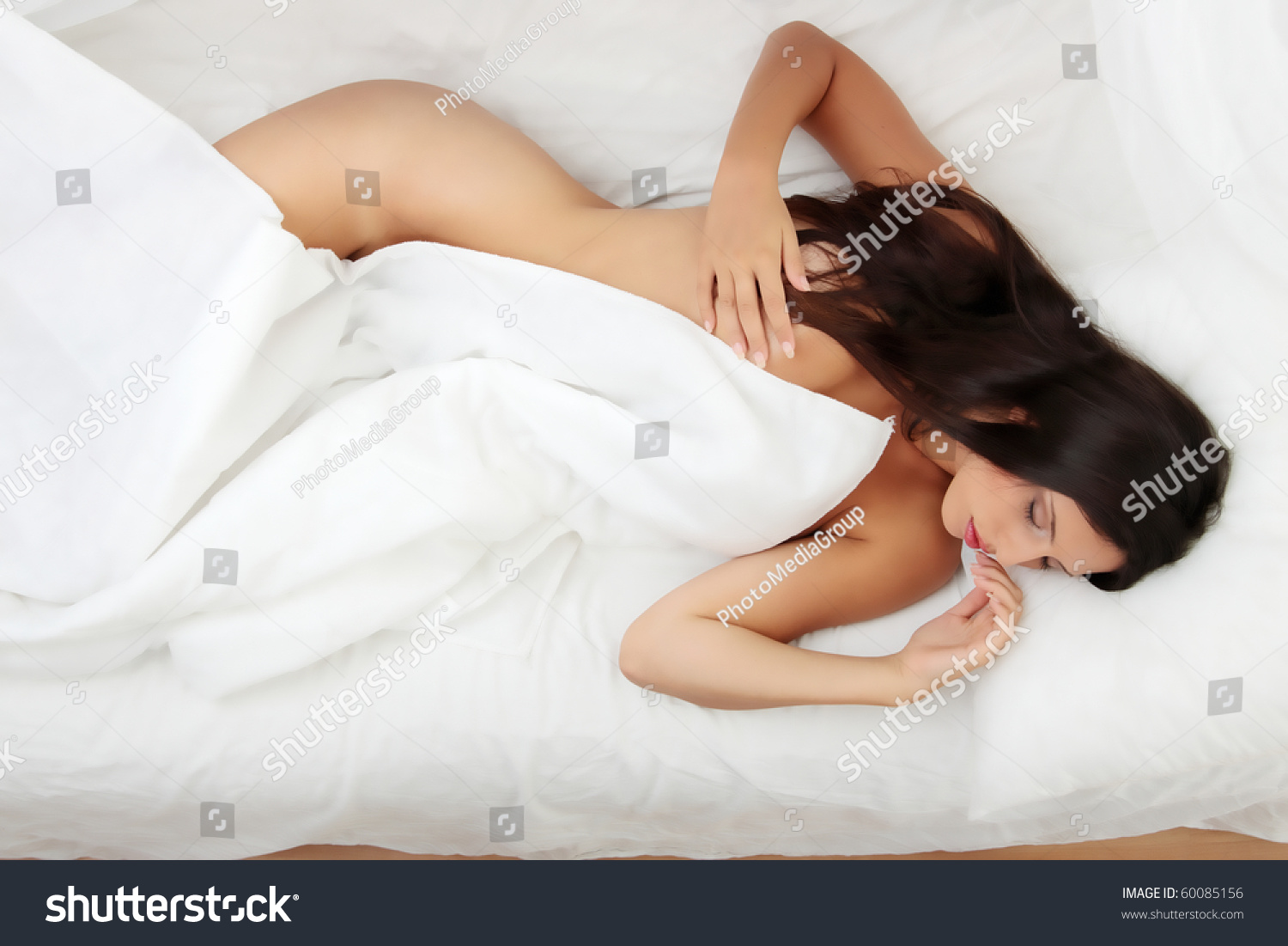 Взрослая испанская женщина на кровати раздвинула ноги для молодого голодного самца