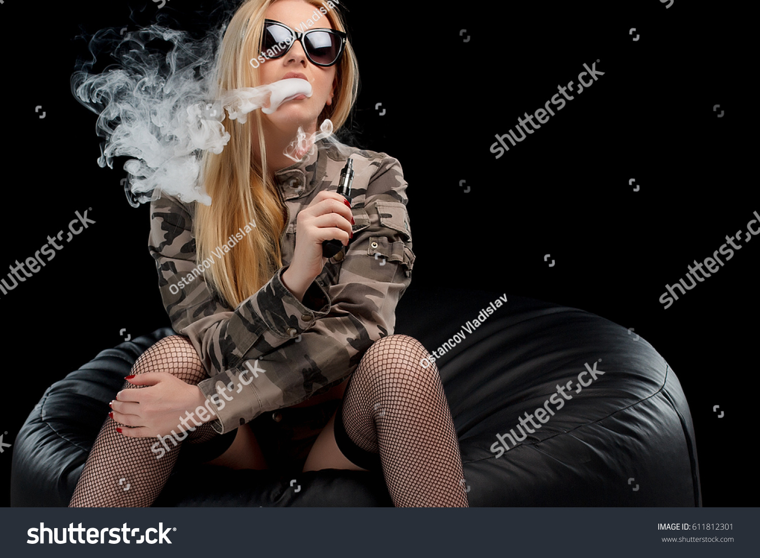 Super sexy blond smoker casondra