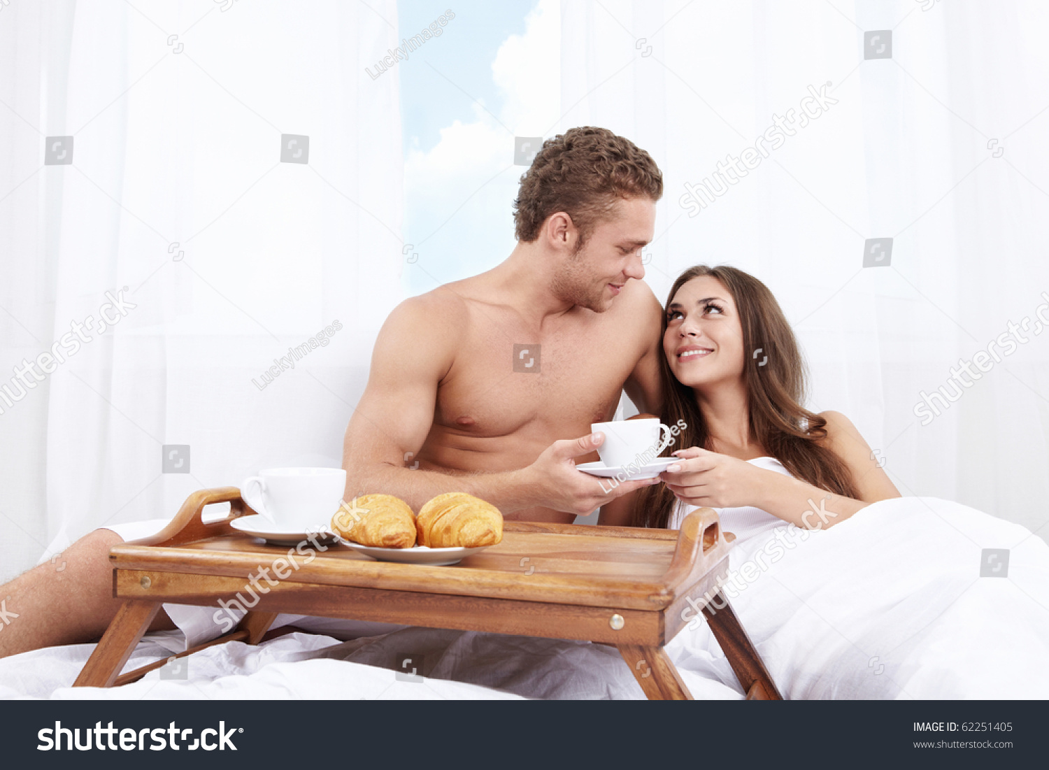 Утренний секс миниатюрной Меган со своим мужчиной