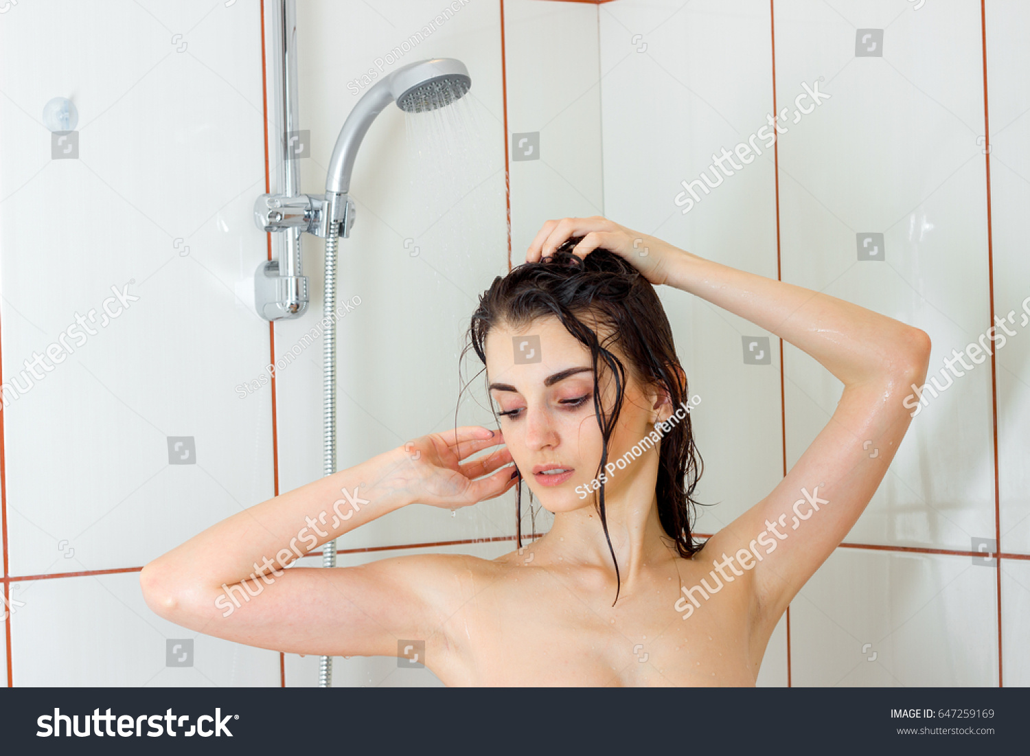 Стройная подруга принимает душ фото