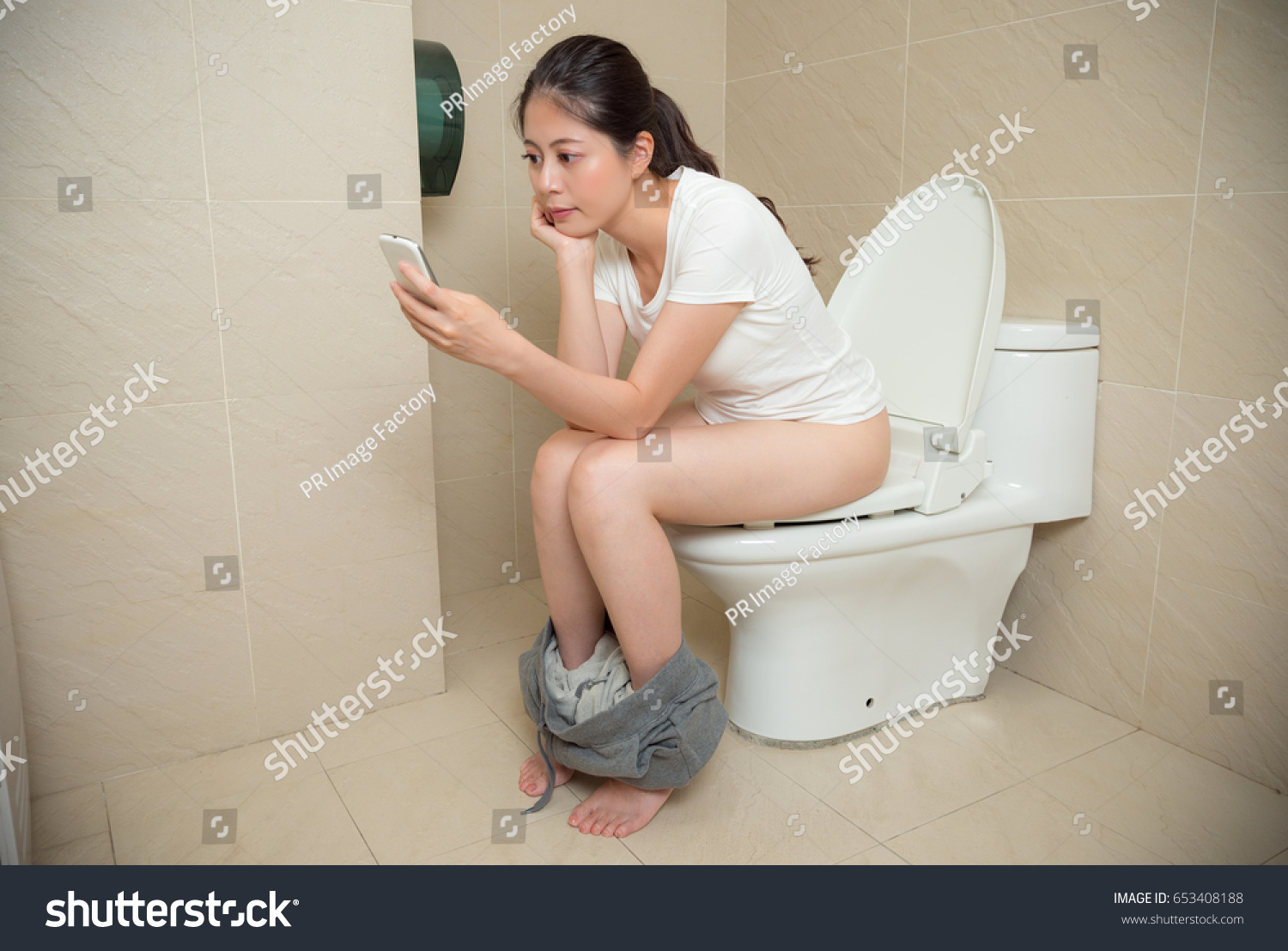 Молодая красотка в женском туалете