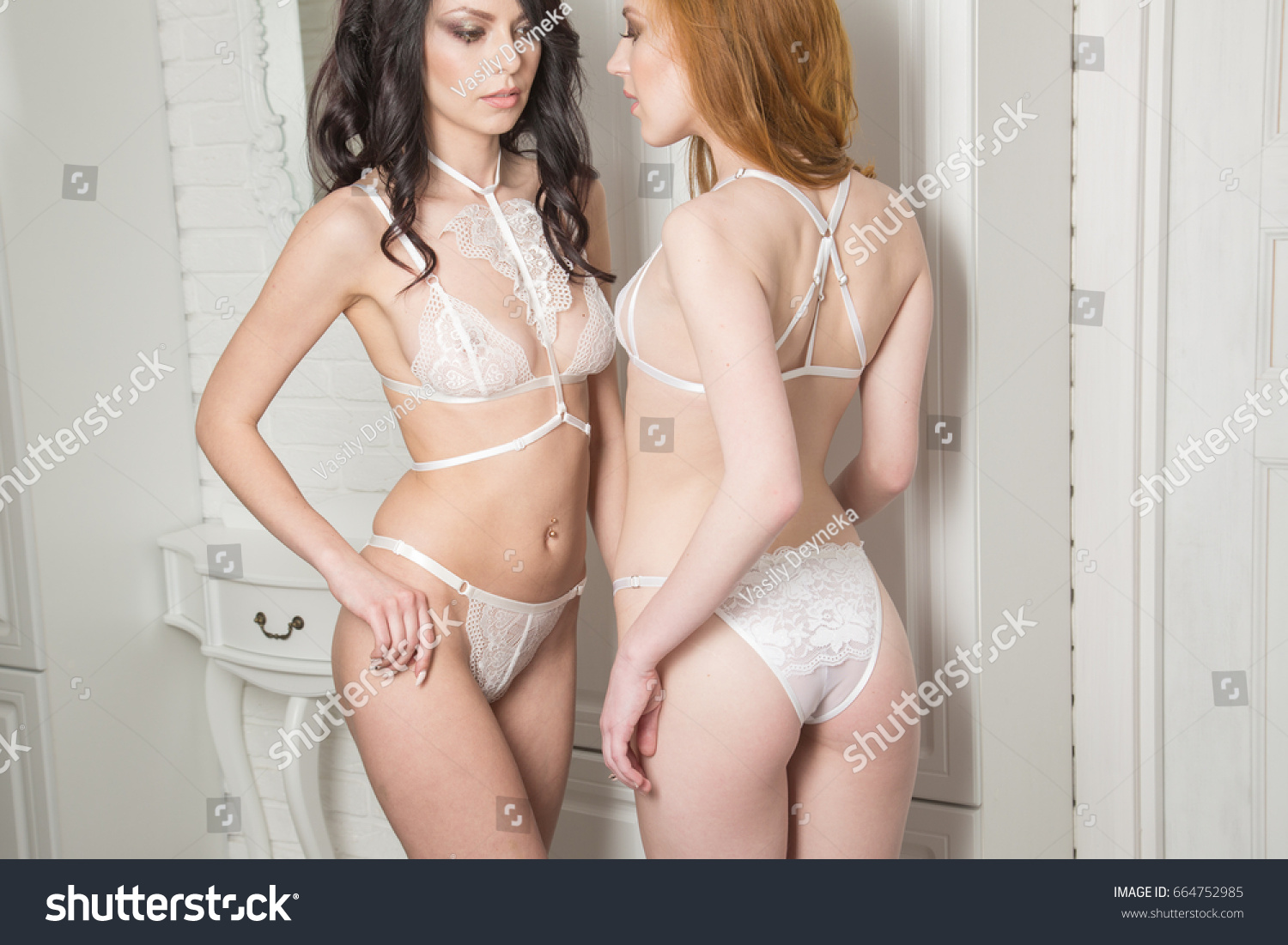 Лезби в белом кружевном белье - секс фото 