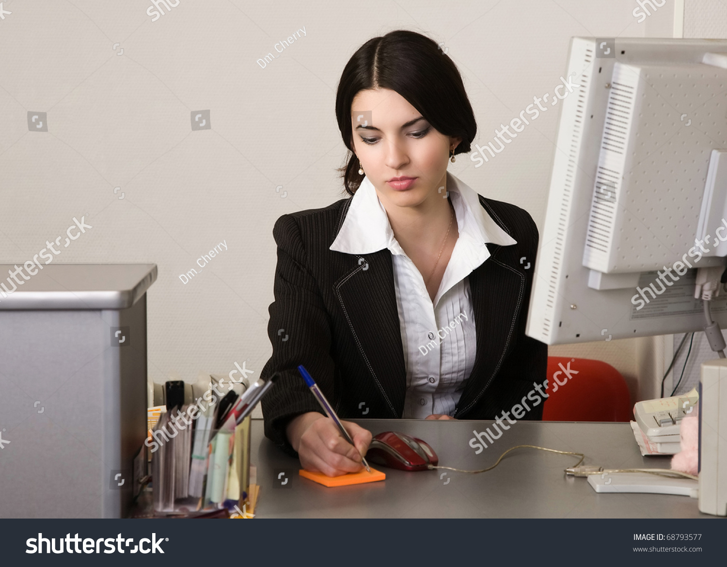 Пухлая секретарша дрочит на рабочем месте фото