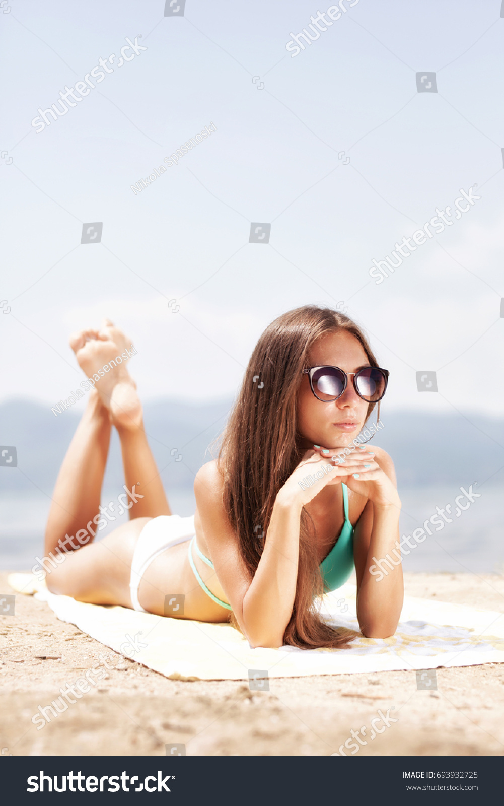 Sexy Girl Sunglasses Sunbathing On Beach Foto Stok Shutterstock