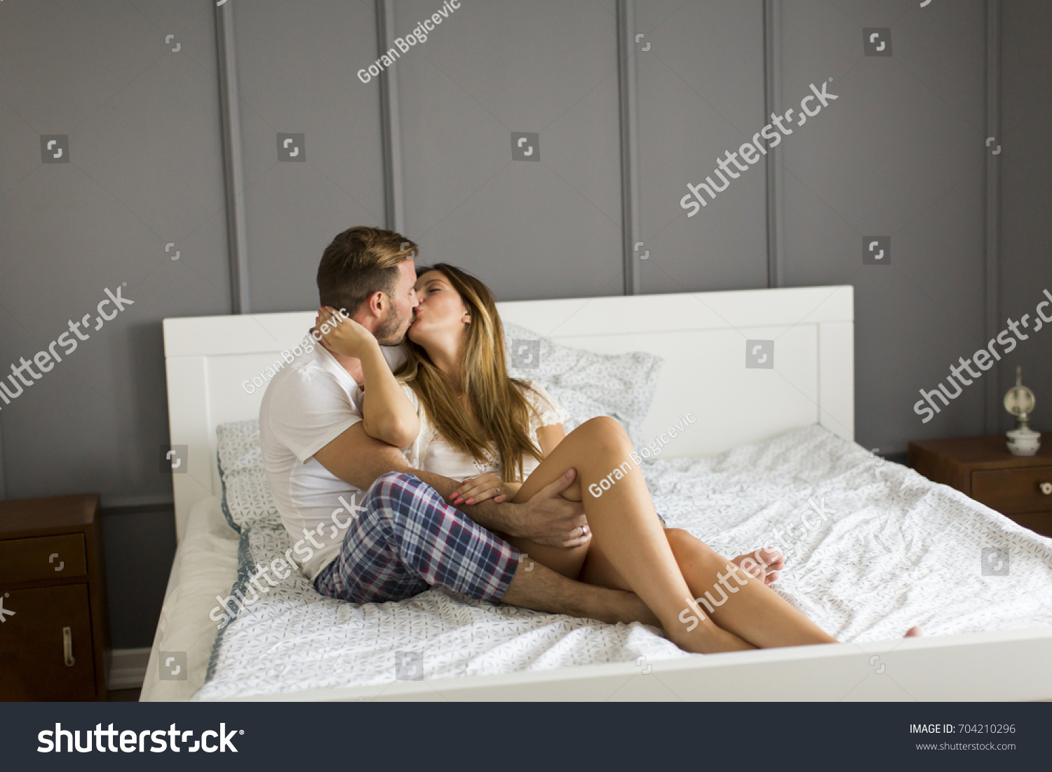 Скрытая камера снимает секс влюбленной парочки на большой кровати в спальне