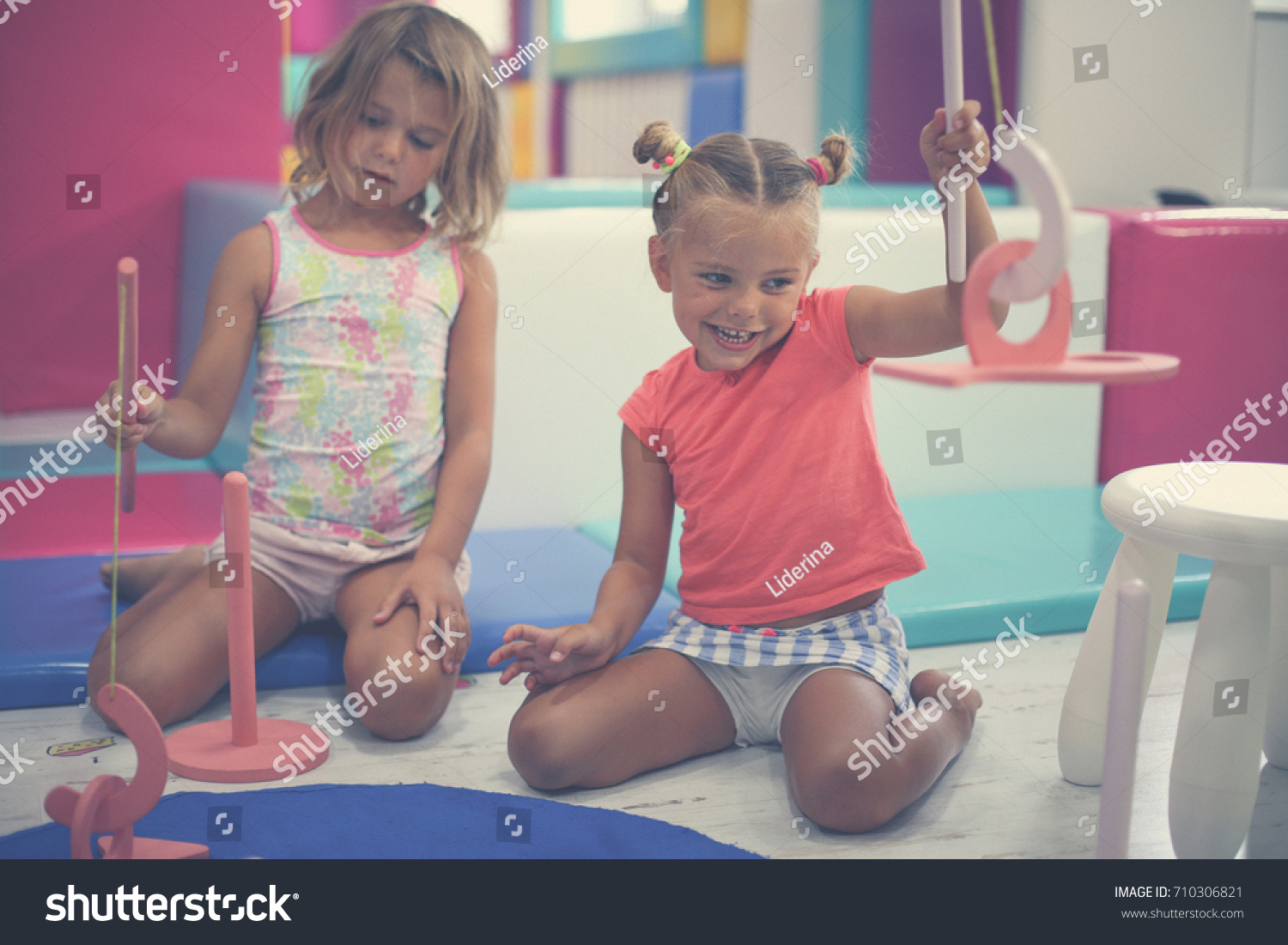 Две стройный молоденькие девушки играют со своими мокрыми кисками и вибратором