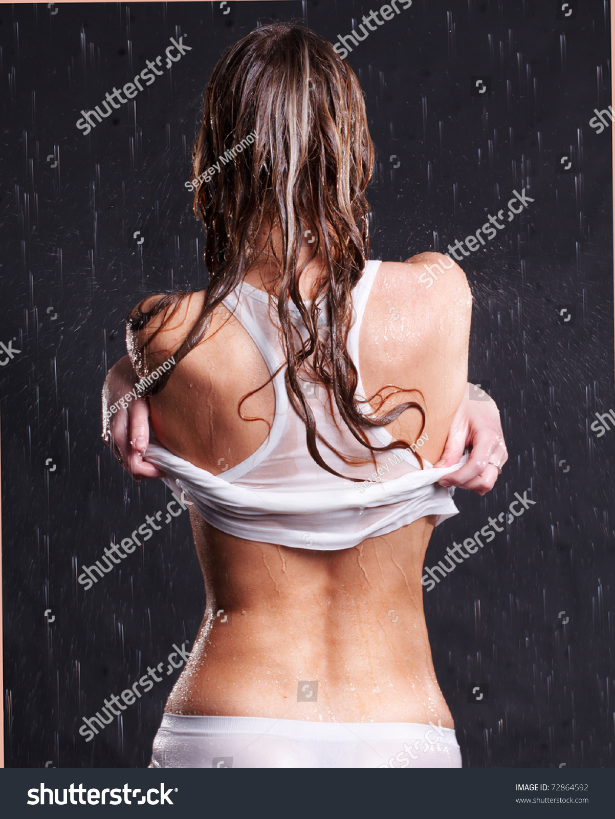 Кузина снимает мокрую одежду фото