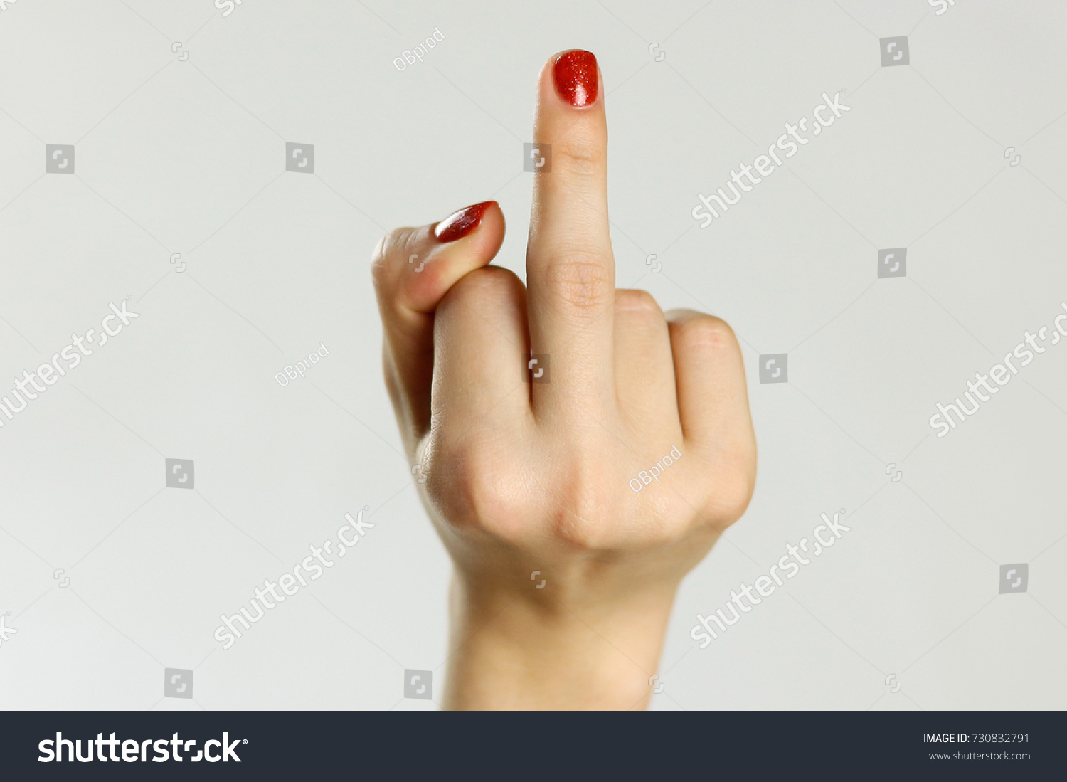 Средний палец на больших сиськах фото