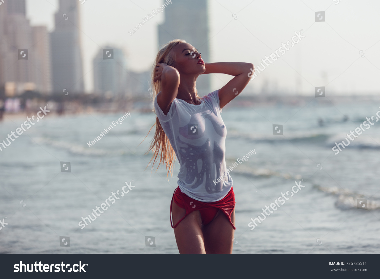 Sexy Blonde Woman Wet Tshirt On Stockfoto Shutterstock