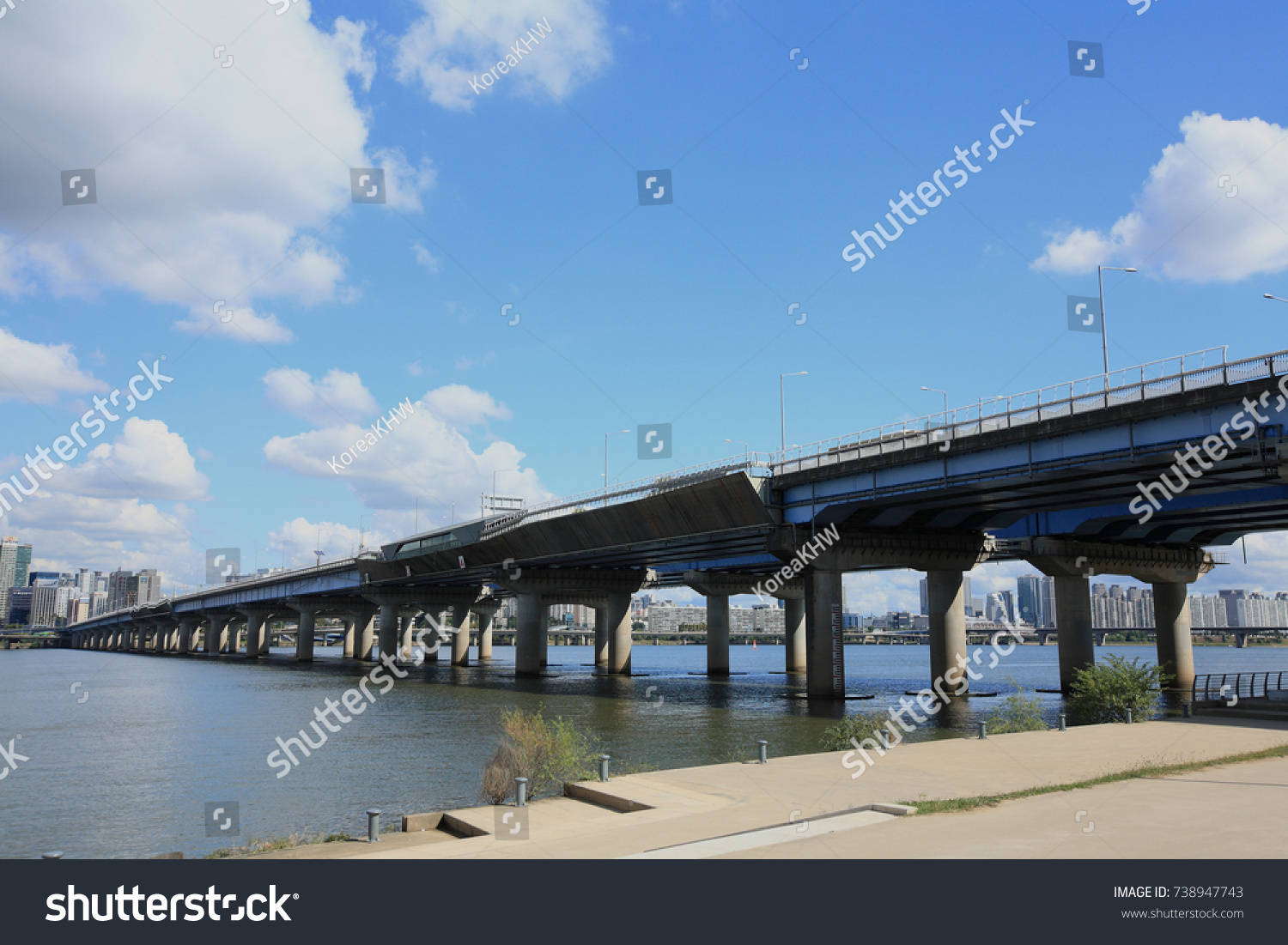 Mapodaegyolarge Bridge Han River Seoul Korea Stock Photo 738947743