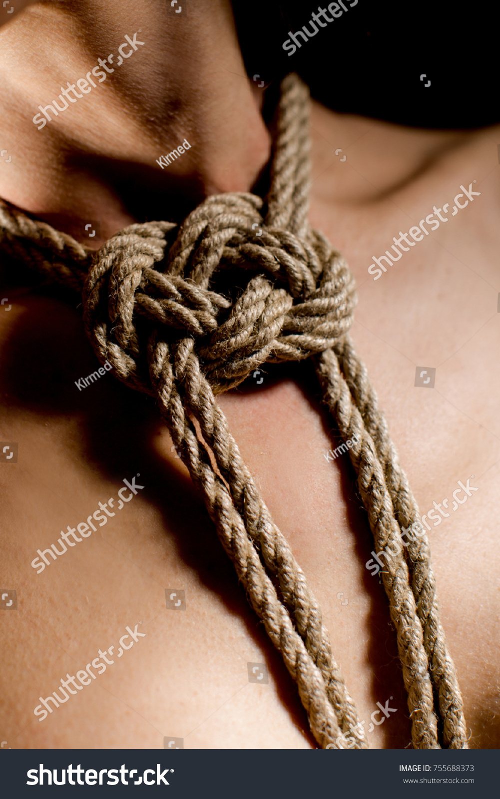 Рабыня с веревкой на шее фото