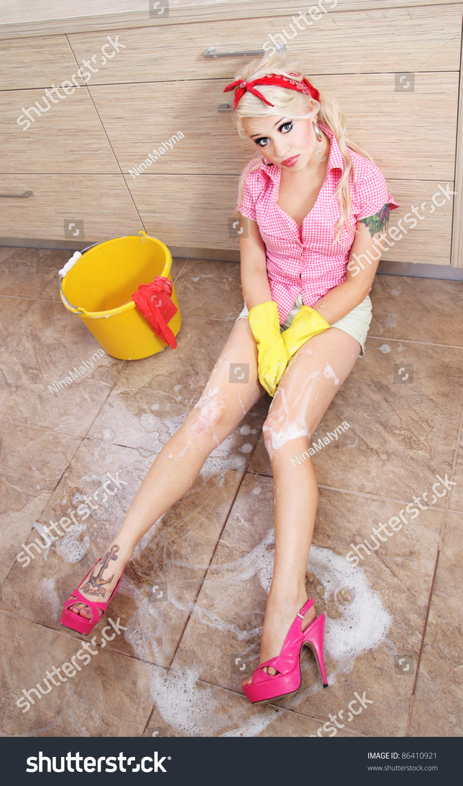 Домработница моет пол в нижнем белье фото