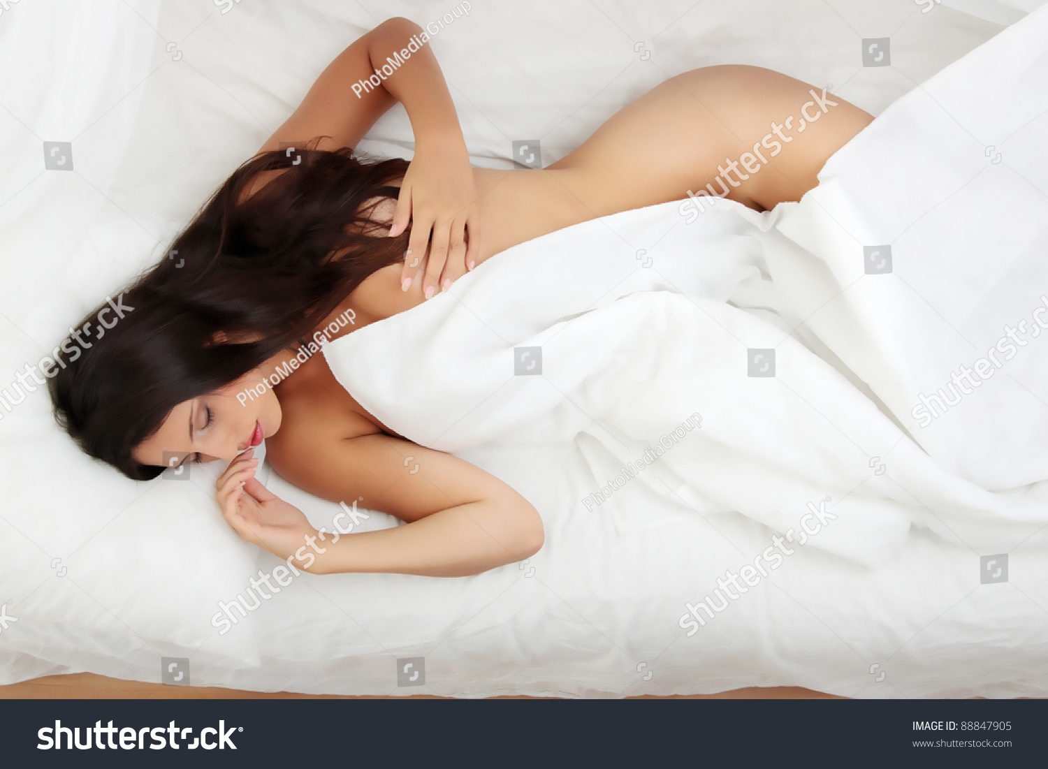 Раздетая девка с крупными булками улеглась в постель