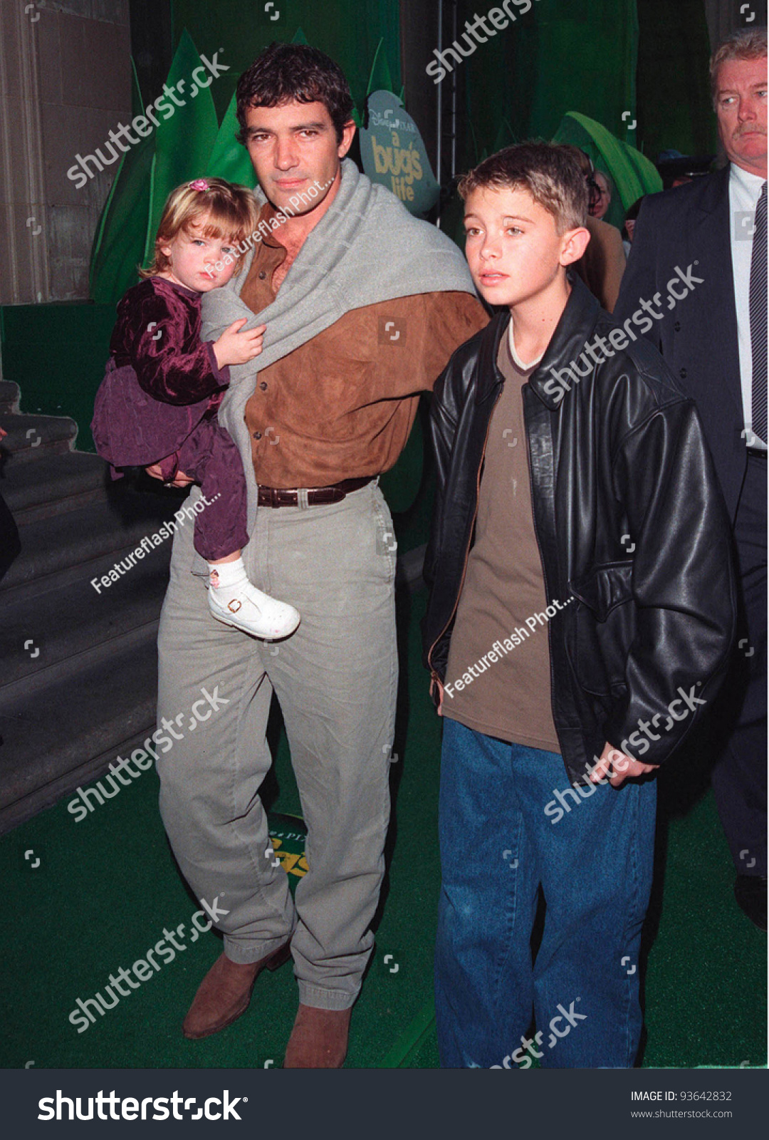 14nov98: Actor Antonio Banderas & Children At The World Premiere Of Disney'S 1080 x 1600