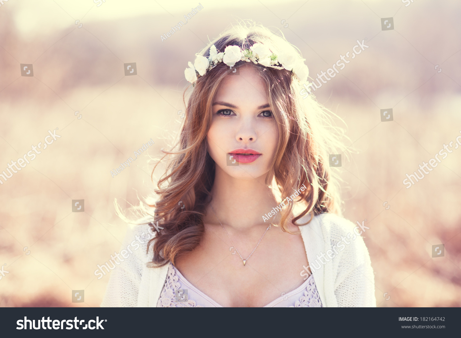 照片的性感的女郎性感用广场在她的头上。肖像视频金发美娜鲜花子舞图片
