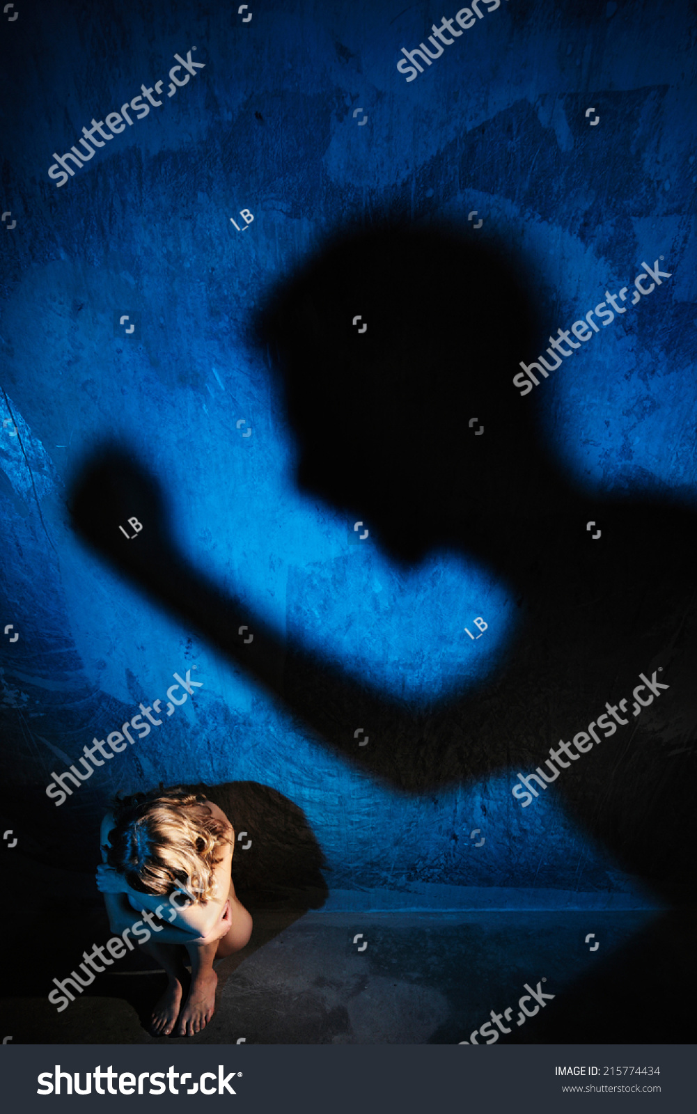 年轻的裸体地板隐藏女人美女教案篇上。不可她的脸。坐在图片