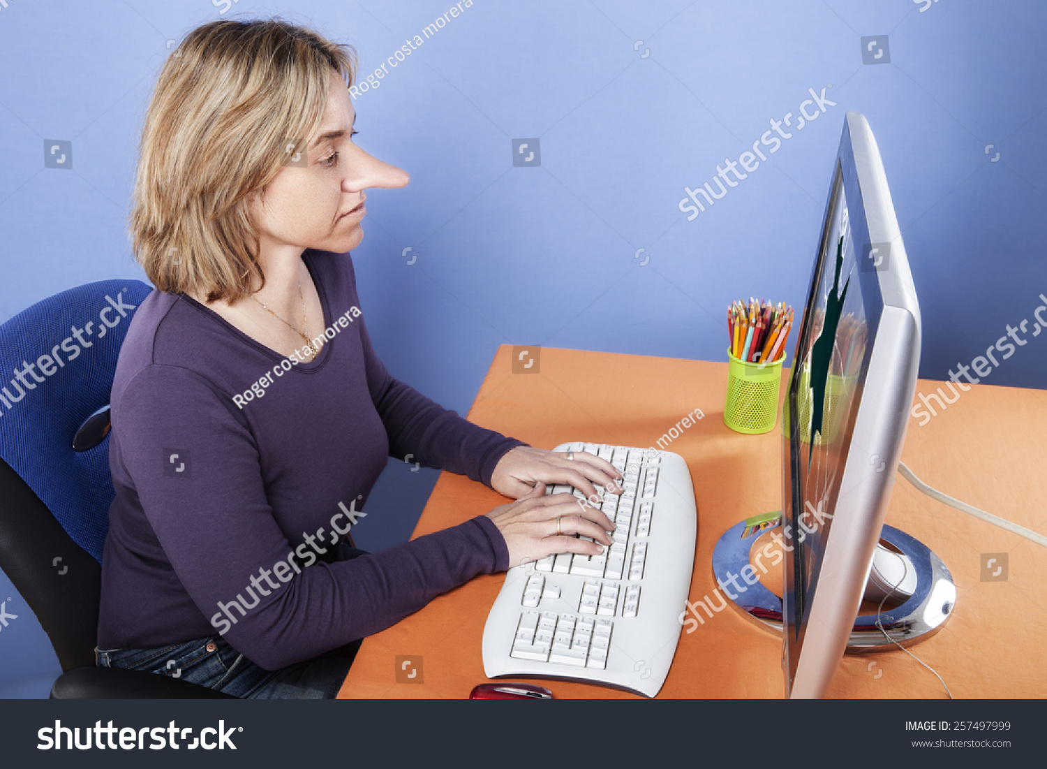 长鼻子的女人使用他的办公室,在电脑上v鼻子与gif动态微怎么信到坐在表情包图图片