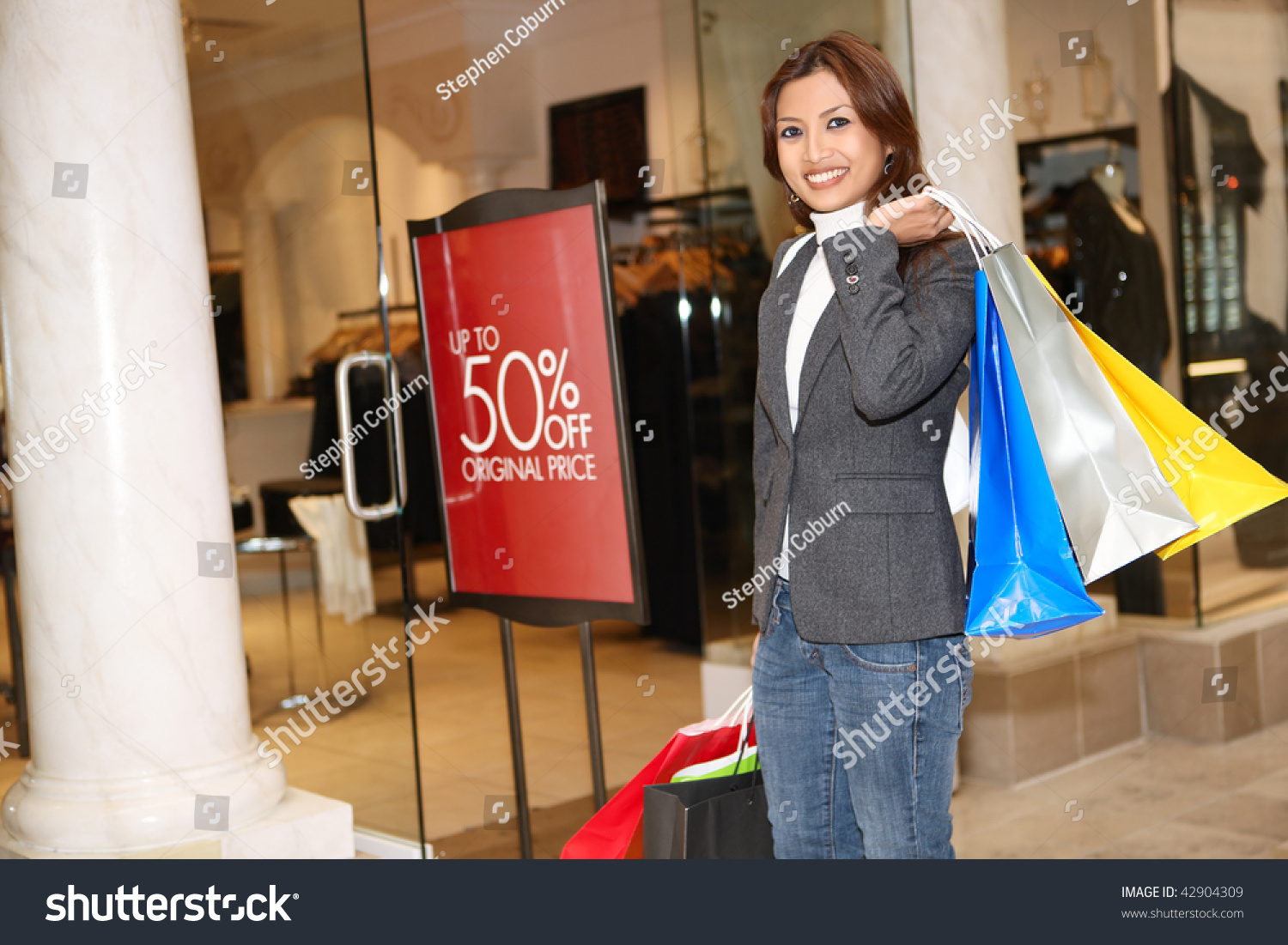 Photo Asian Woman Holding Sale 106