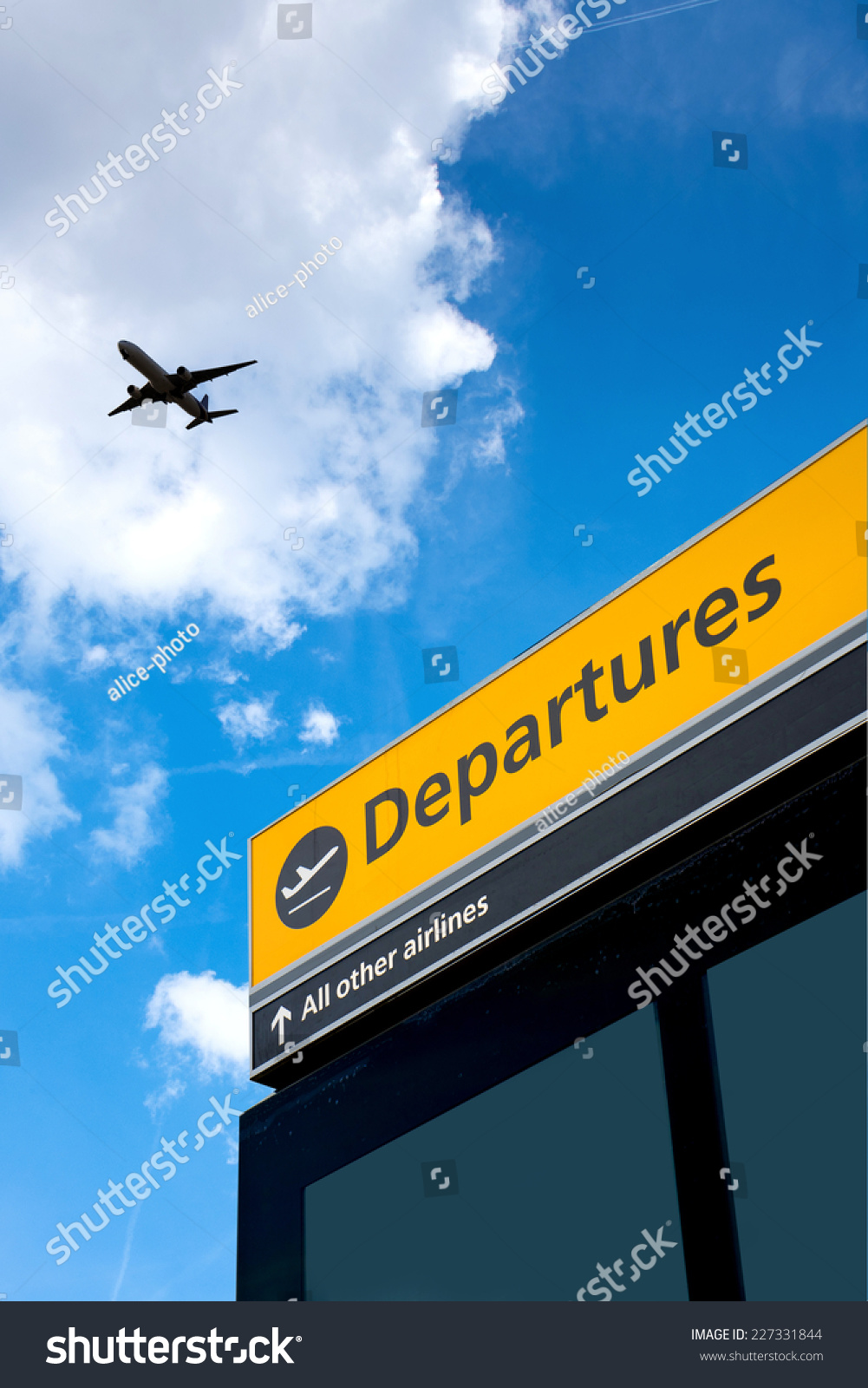 Airport Departure And Arrival Sign At Heathrow London Imagen De