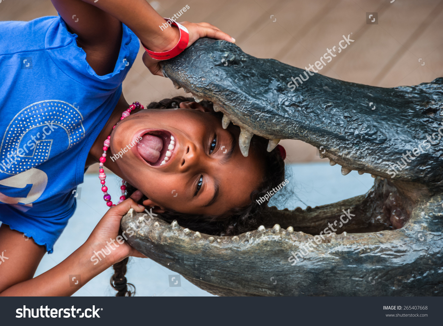 alligator girls A ten-year-old girl prised open the jaws of an alligator to escape its grip after it lunged from a lake in a florida park and seized her by the leg. alligator girls A ten-year-old girl prised open the jaws of an alligator to escape its grip after it lunged from a lake in a florida park and seized her by the leg.