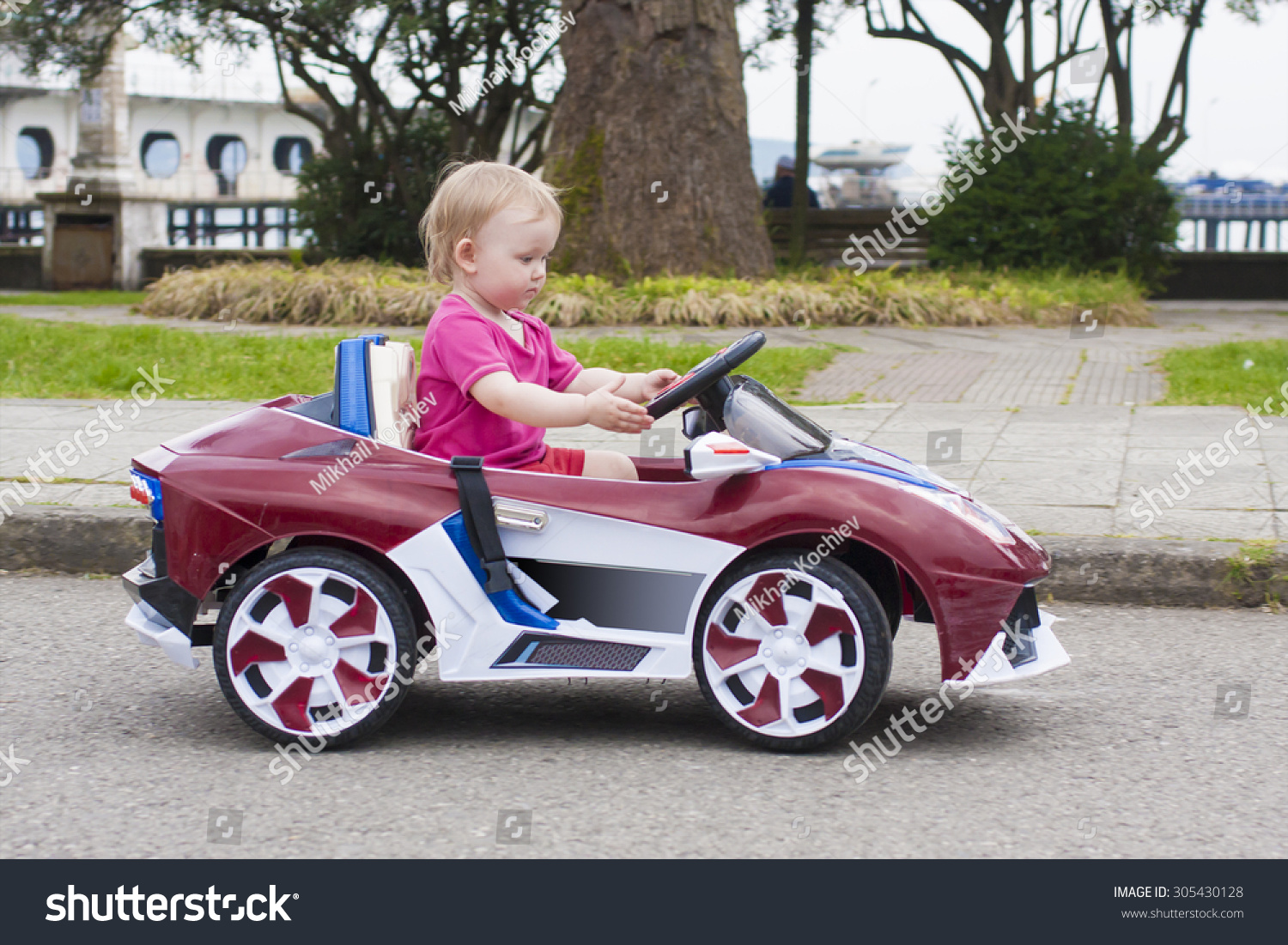 baby girl in the car