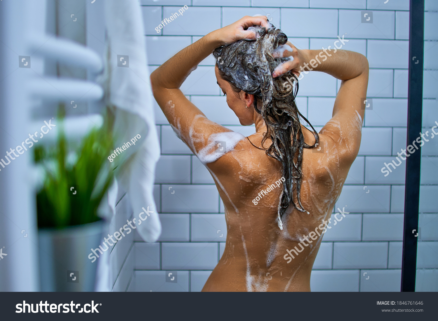 Back View Naked Woman Washing Hair Foto Stock 1846761646 Shutterstock