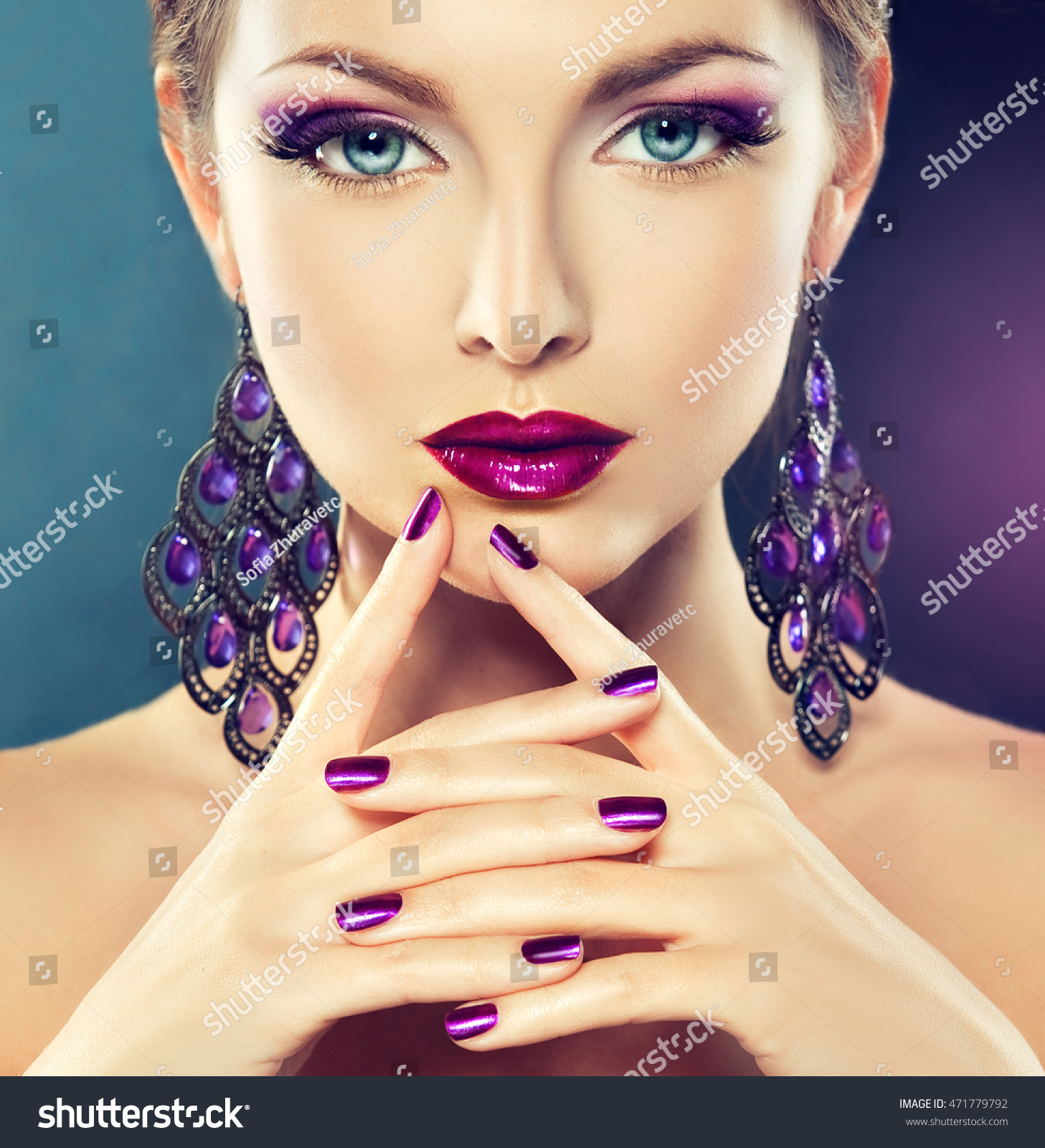 Стоковая фотография Beautiful Girl Model Fashion Makeup Purple