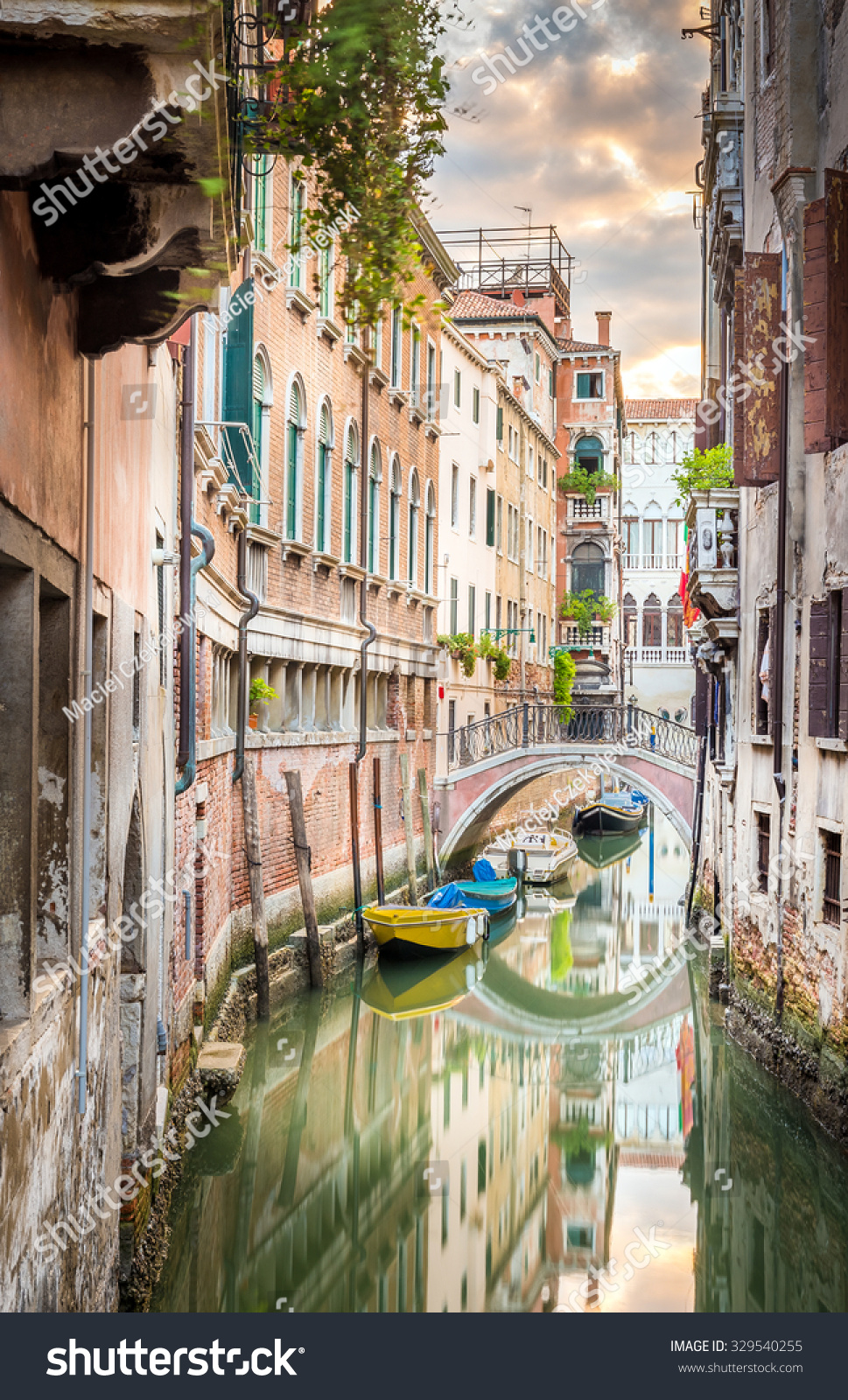 [Obrazek: stock-photo-beautiful-narrow-canal-with-...540255.jpg]