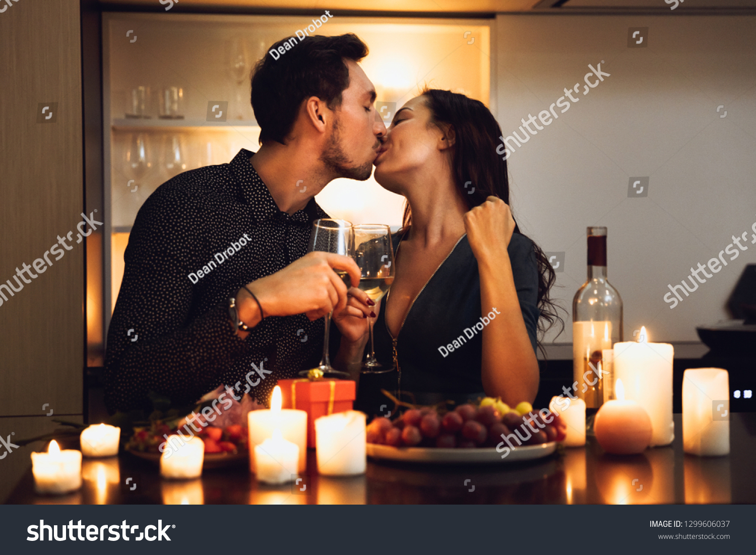 Beautiful Passionate Couple Having Romantic Candlelight库存照片1299606037