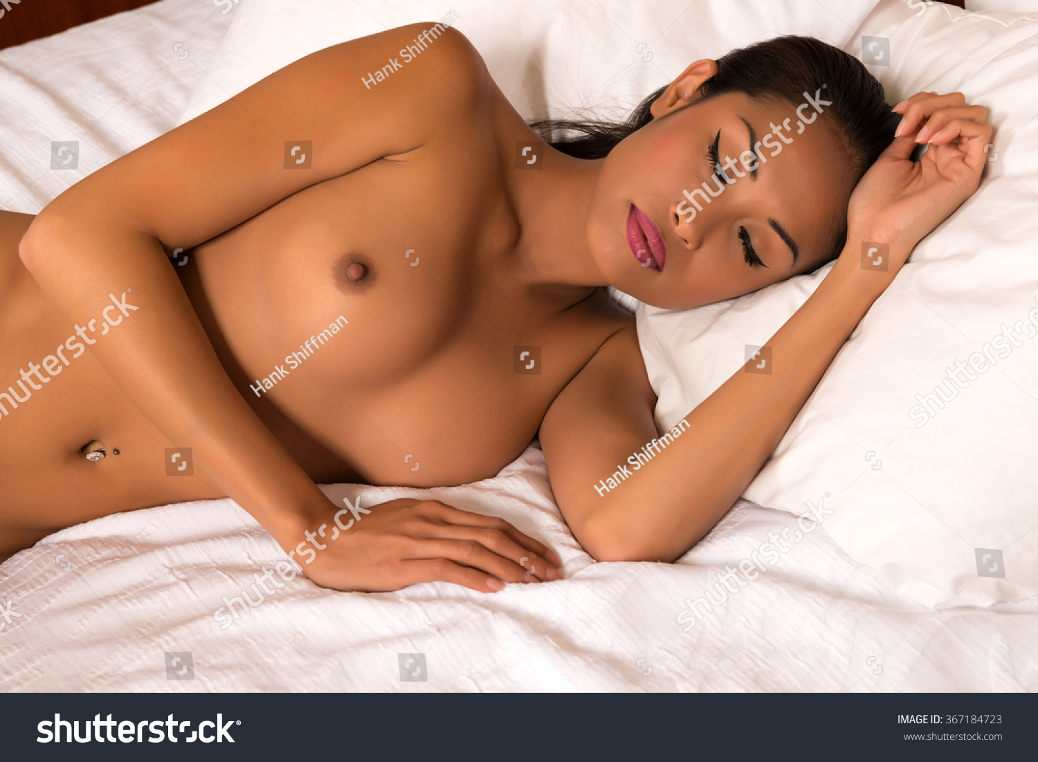 Beautiful Slender Filipino Woman Nude Bed Foto Stock