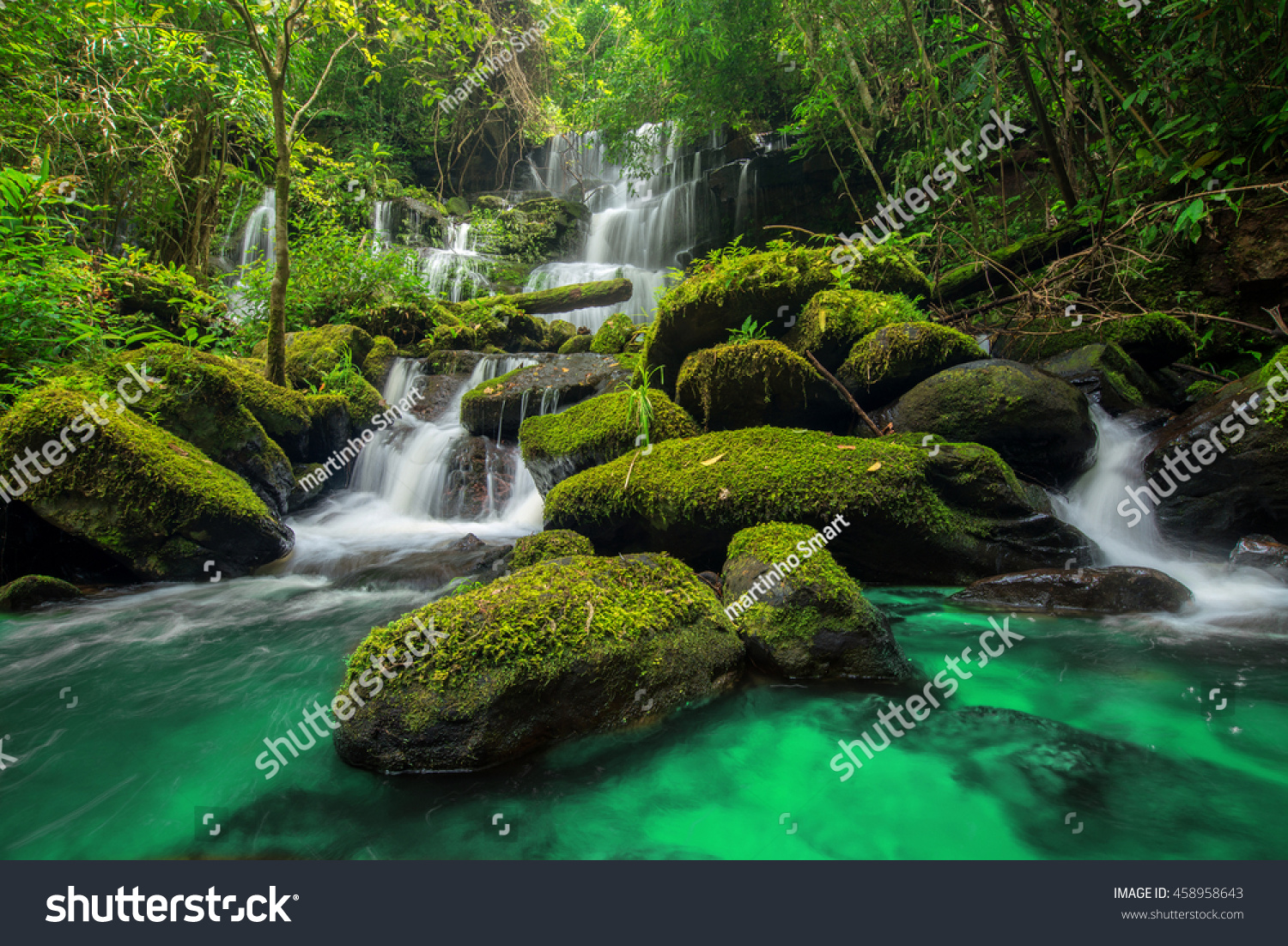 Sch Ner Wasserfall Im Gr Nen Wald Im Stockfoto Shutterstock