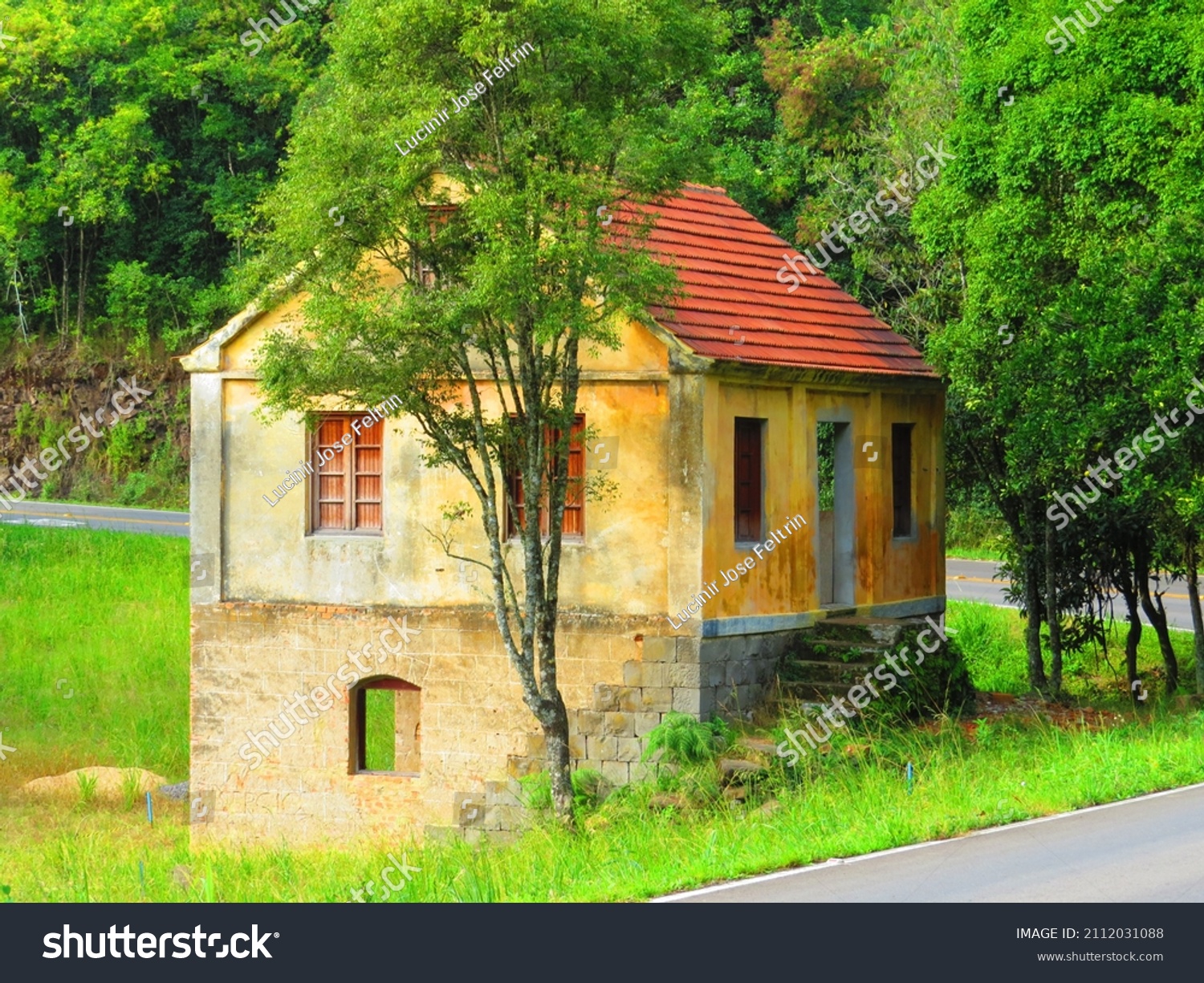 Bento Caminho De Pedras Stock Photo 2112031088 Shutterstock