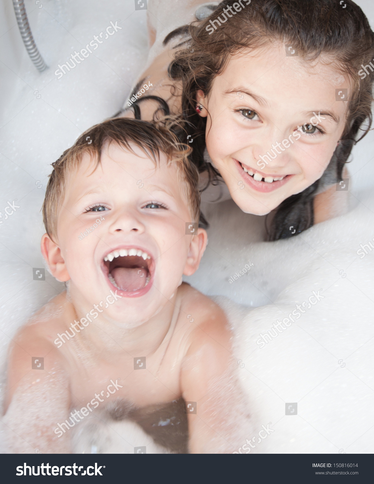С сестрой брат в ванной
