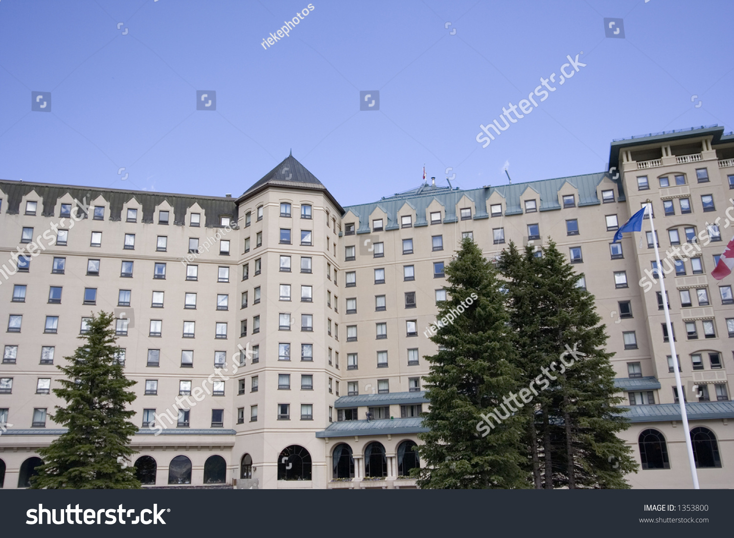 Chateau Lake Louise Famous Hotel Banff Stock Photo 1353800 - Shutterstock