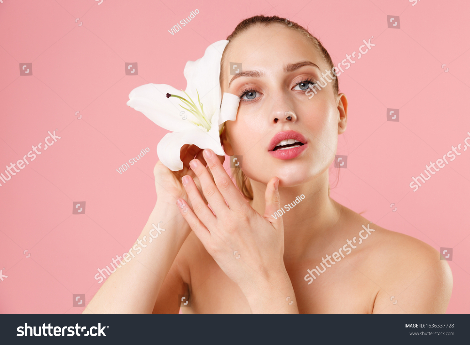 Close Blonde Half Naked Woman S Foto Stock Shutterstock