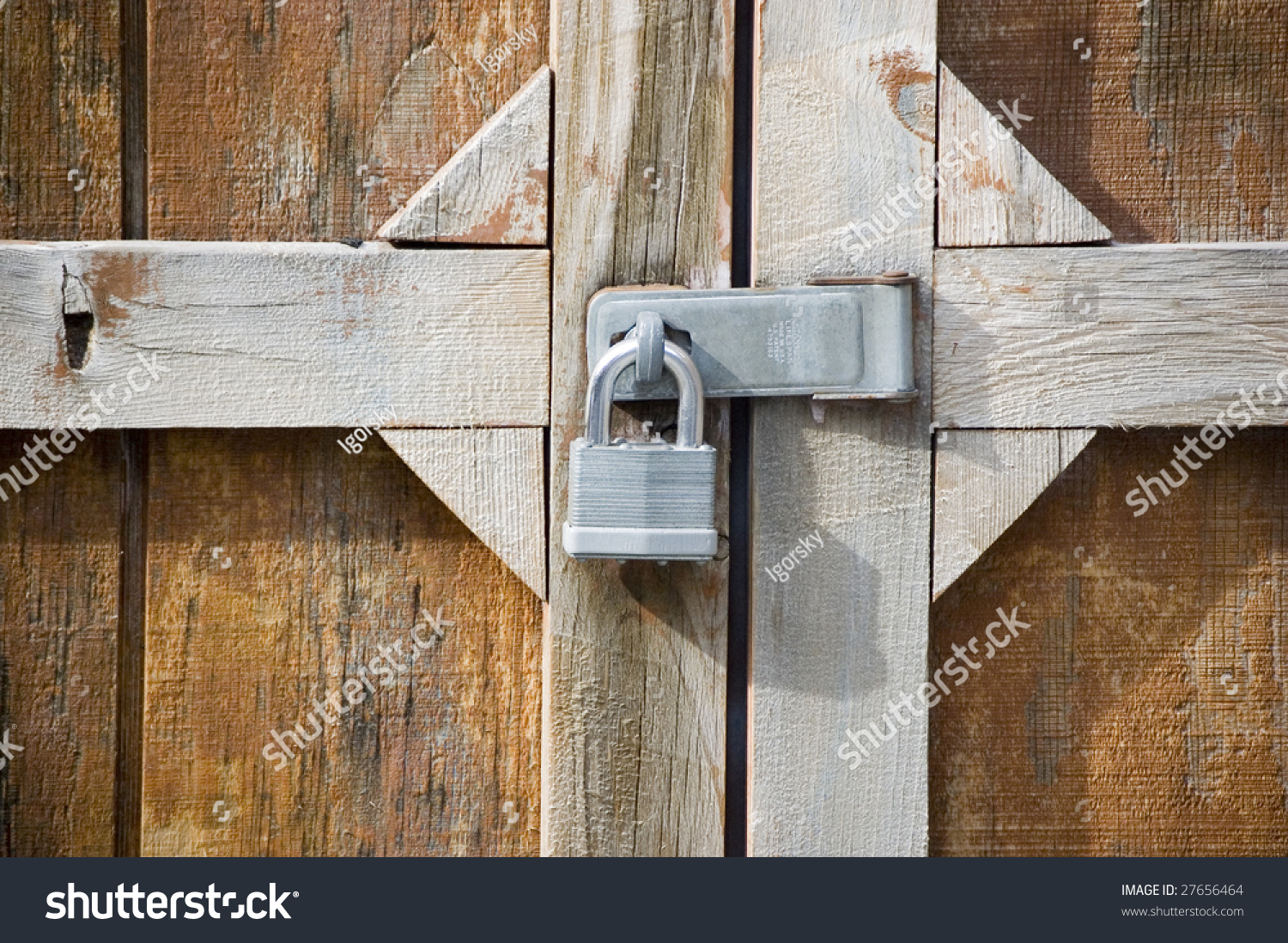 Weathered Barn Door Wot Padlock Up Of Padlock On Weathered Wooden Door Stock Photo