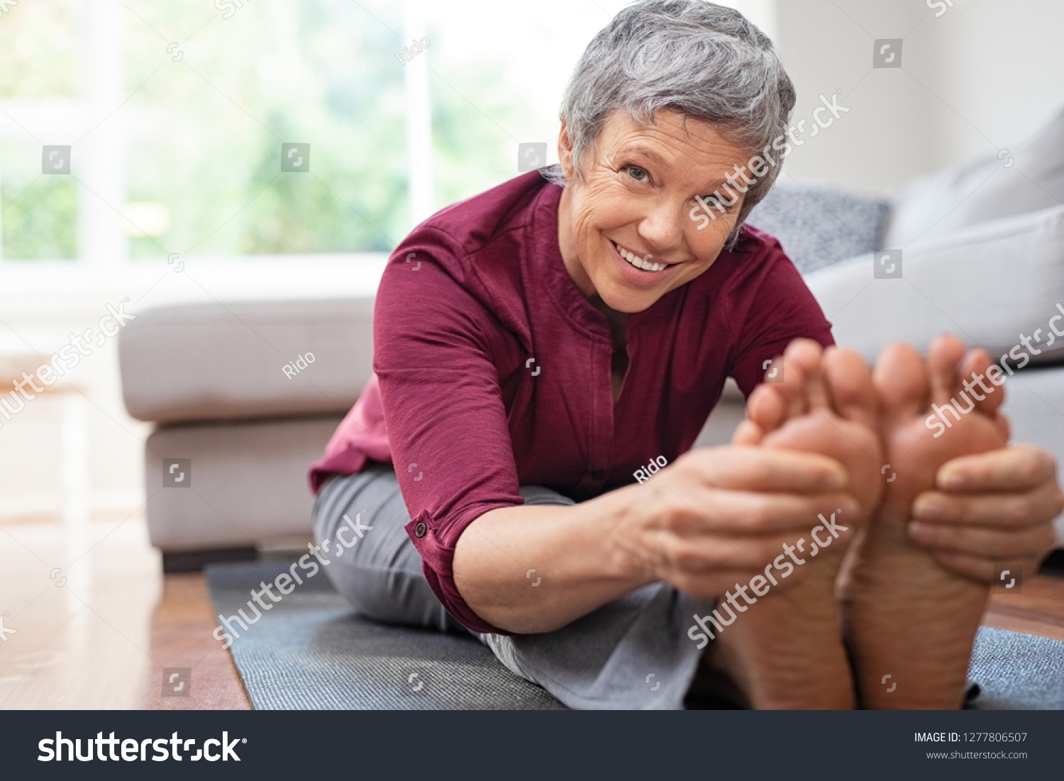 Fotos De Mature Woman Feet Fotos Im Genes Y Otros Productos