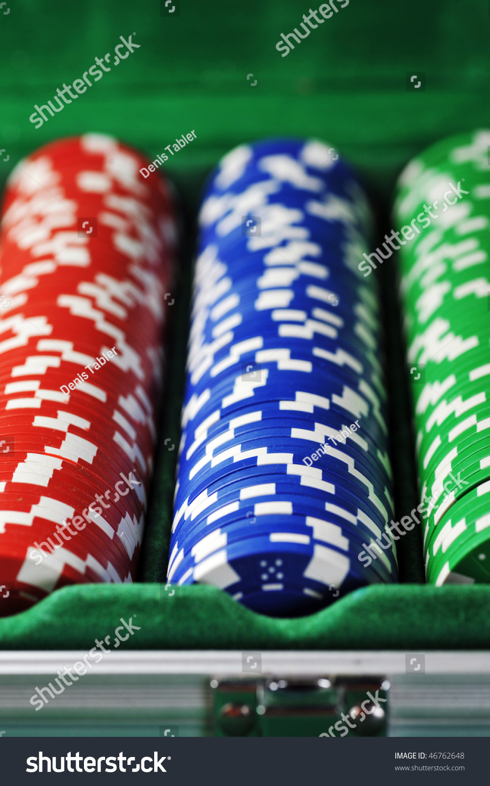 What do the different colors of poker chips mean