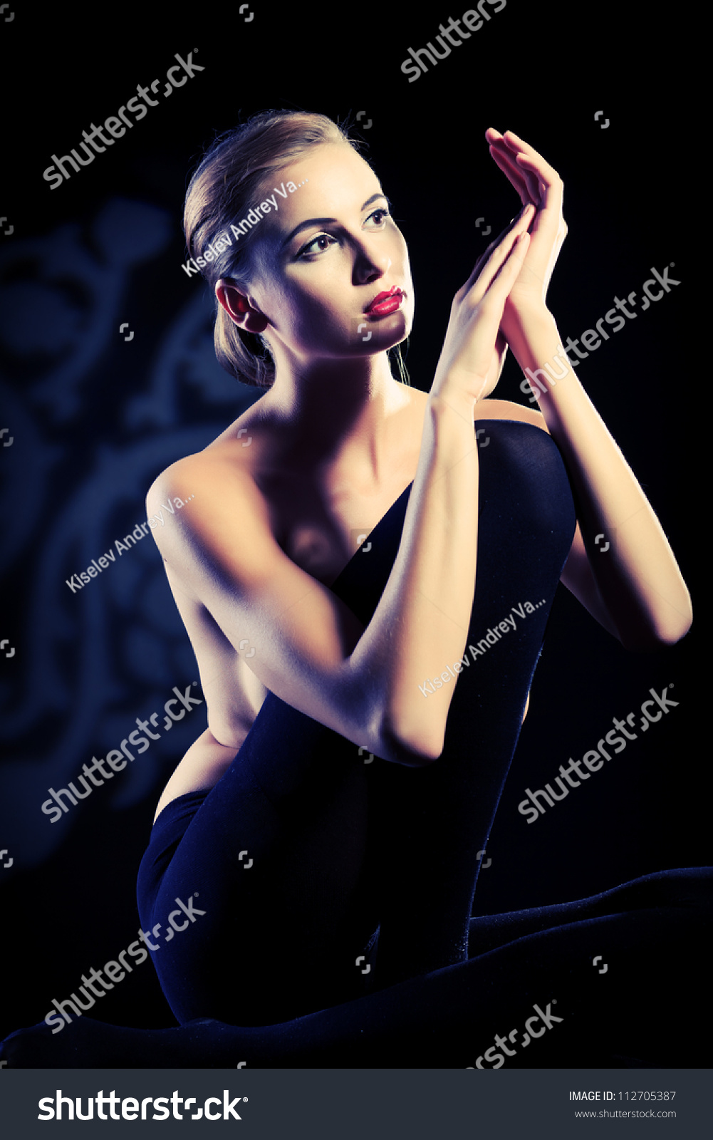 ametuer women posing in shadows naked elizabeth wong bogel uncensored