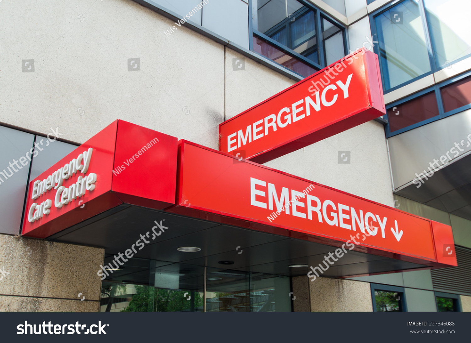 entrance-to-and-signage-for-a-hospital-emergency-department-in