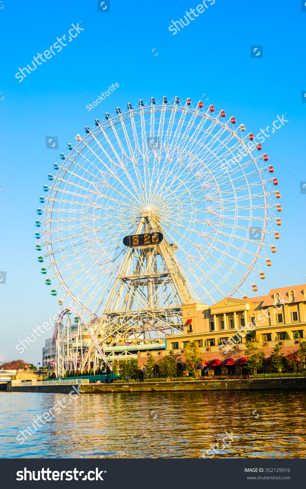 Ferris Wheel In The Park At Yokohama Japan Stock Photo 352129916