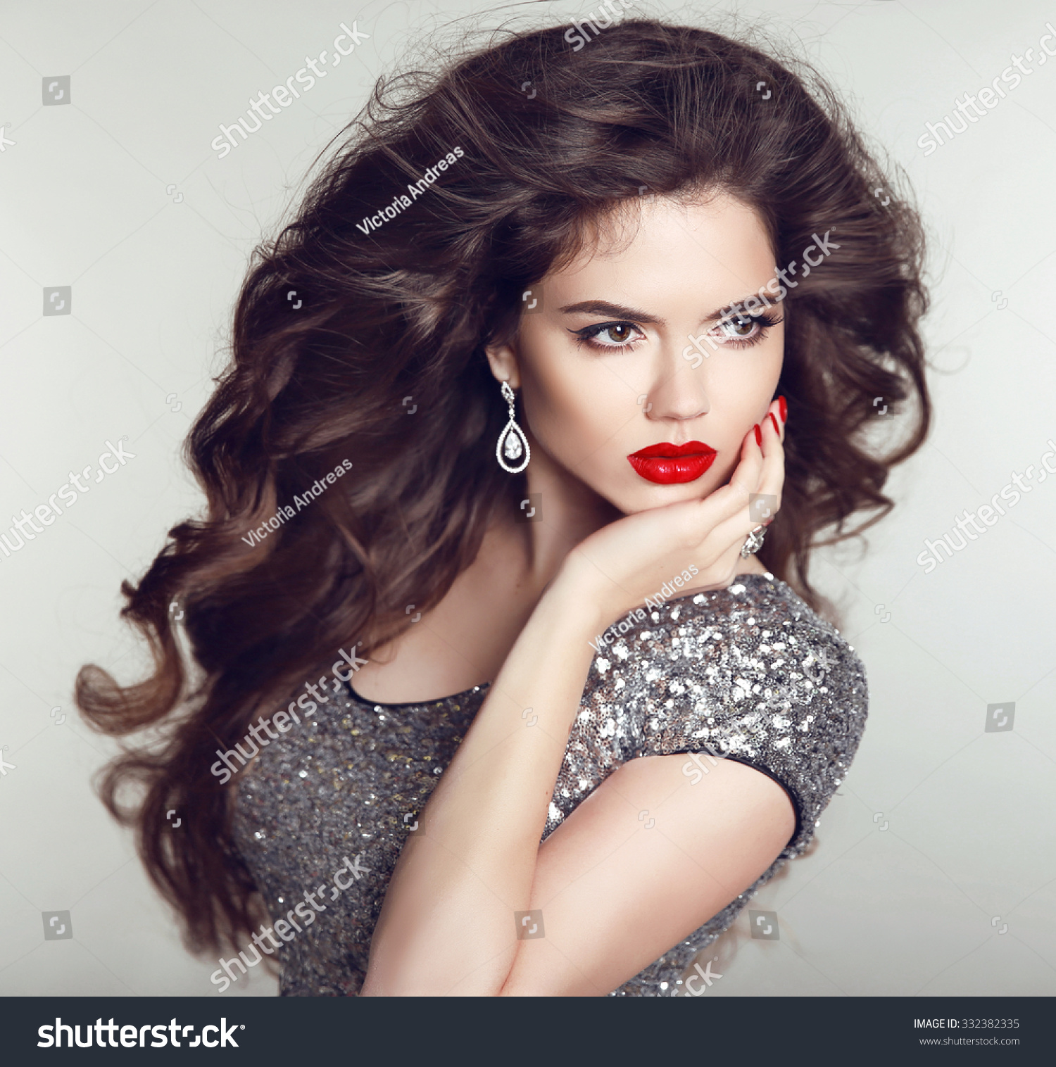 Hairstyle Luxury Jewelry Beauty Fashion Girl Model Portrait Red Lips Healthy Long Hair 