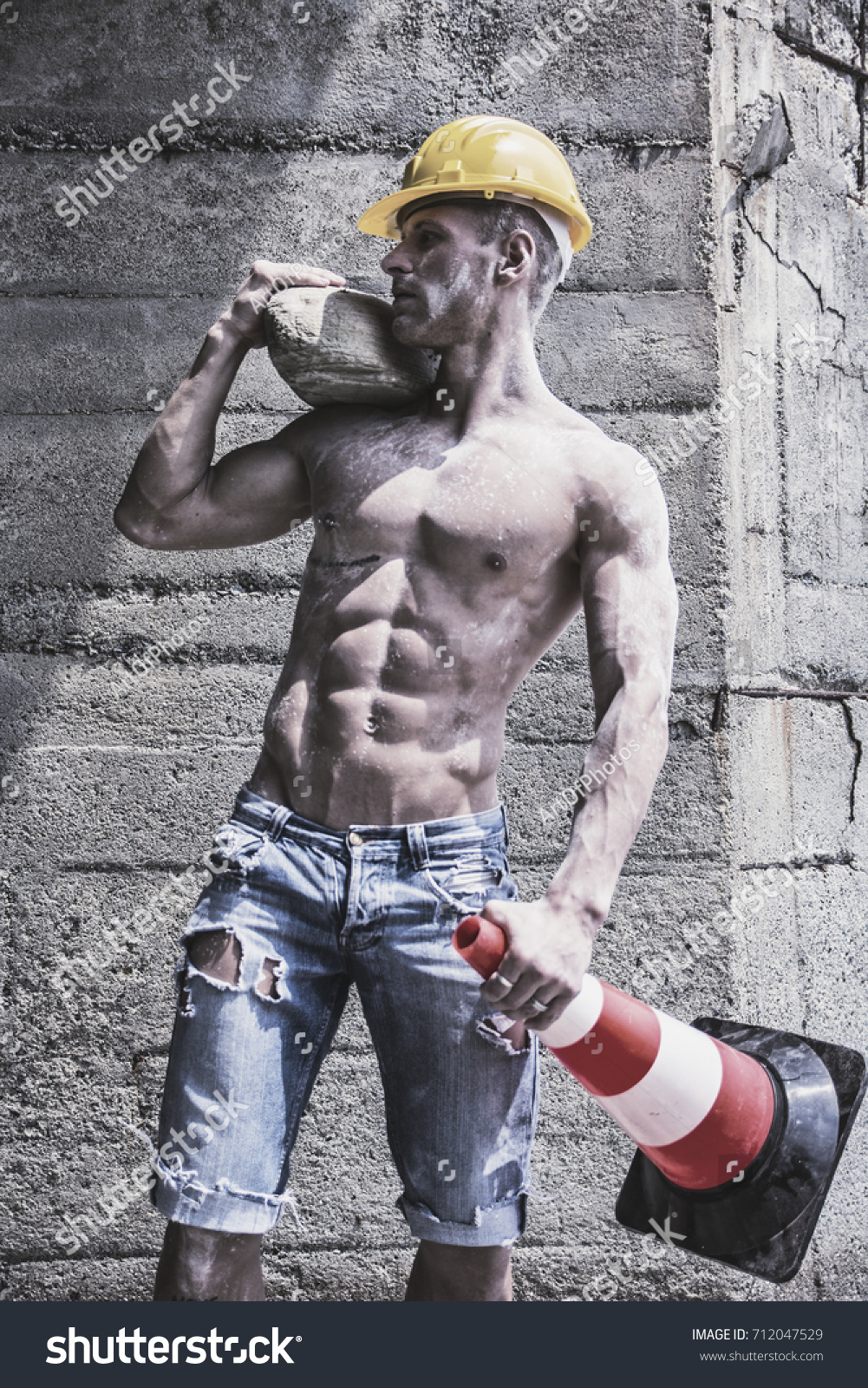 Handsome Muscular Construction Worker Standing Shirtless Foto Stock